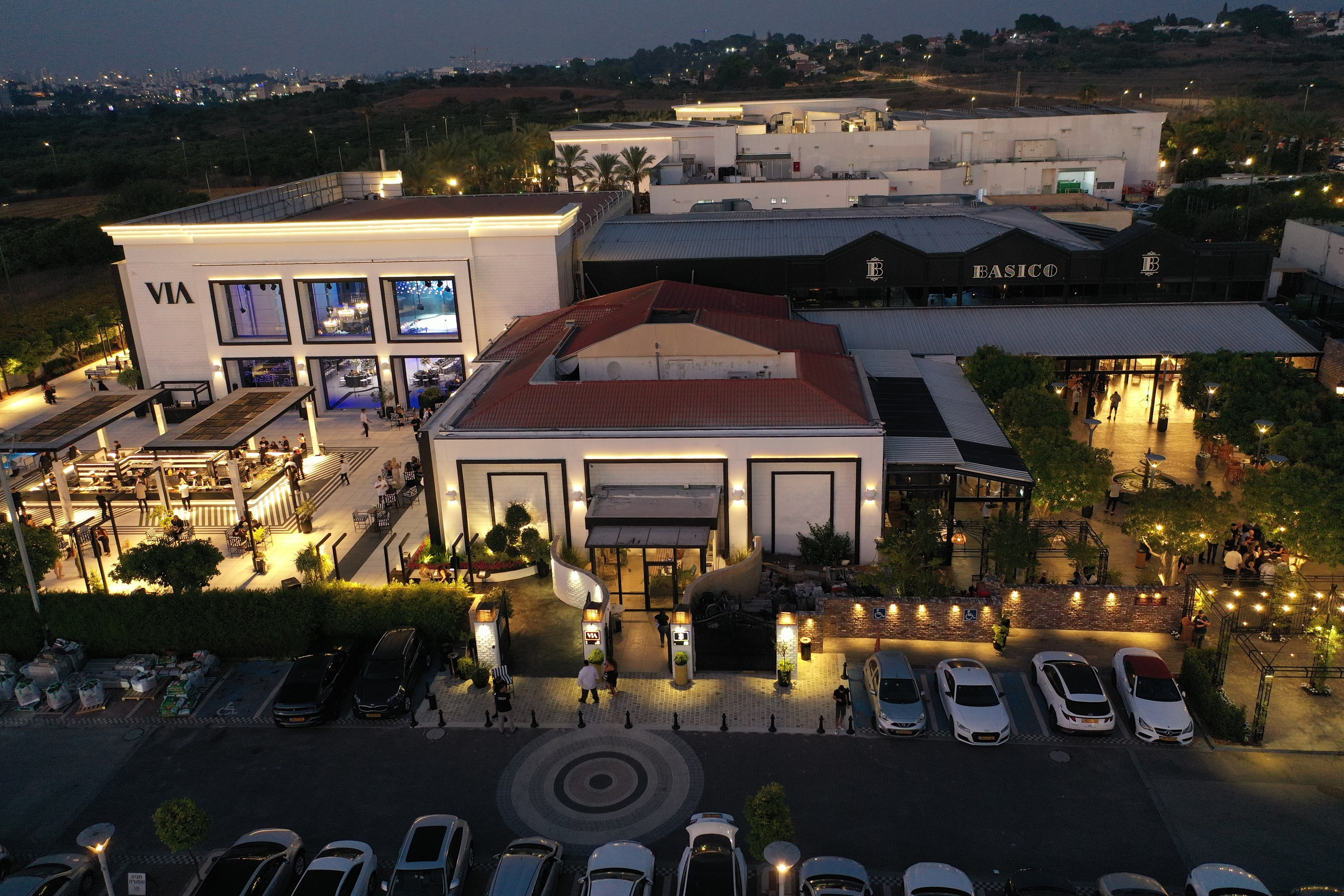 VIA / BASICO. Wedding and events photographers Studio Shalom