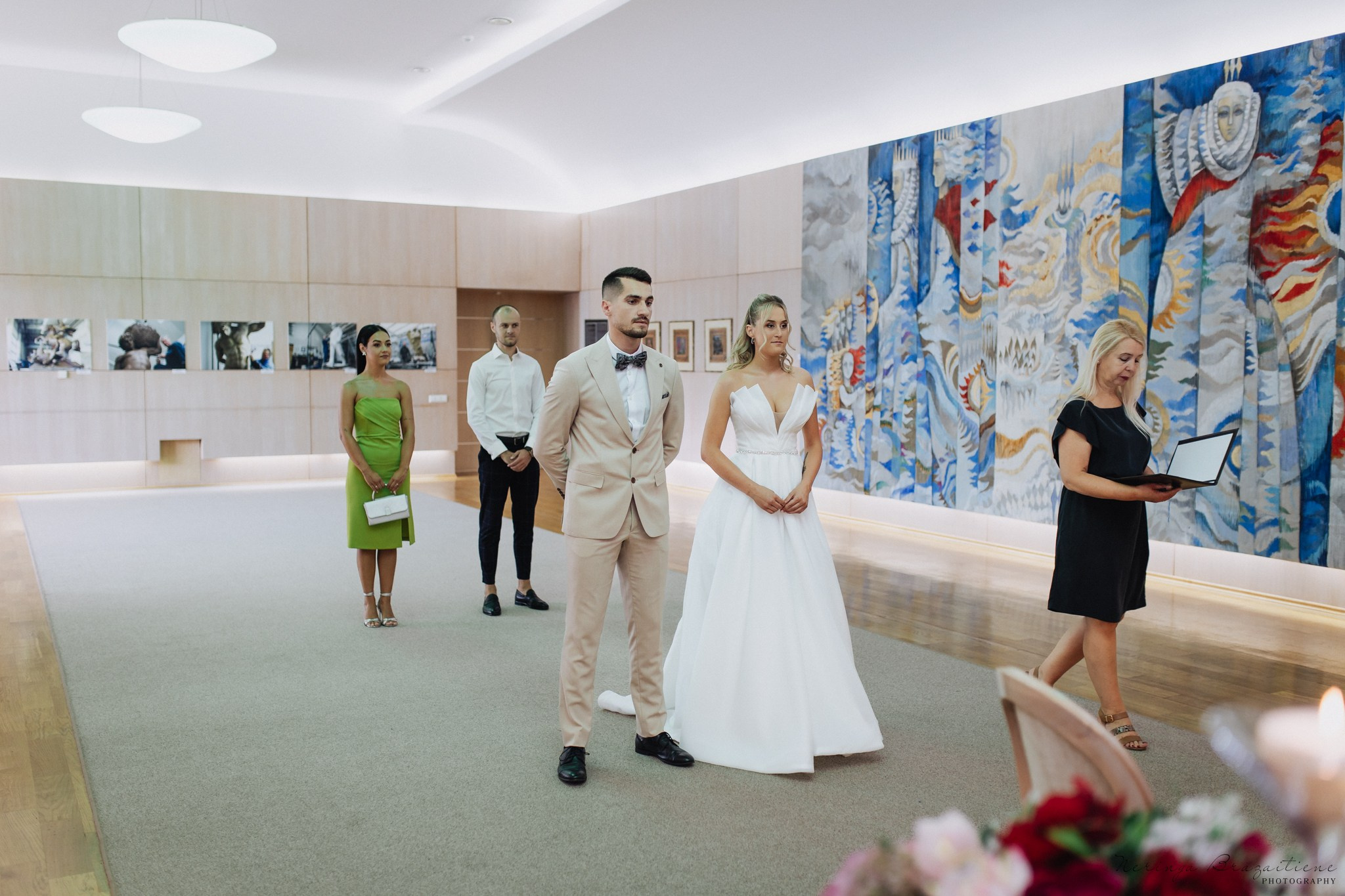 Vestuvinė fotosesija Kaune, Vienybės aikštėje, prie Lietuvos banko