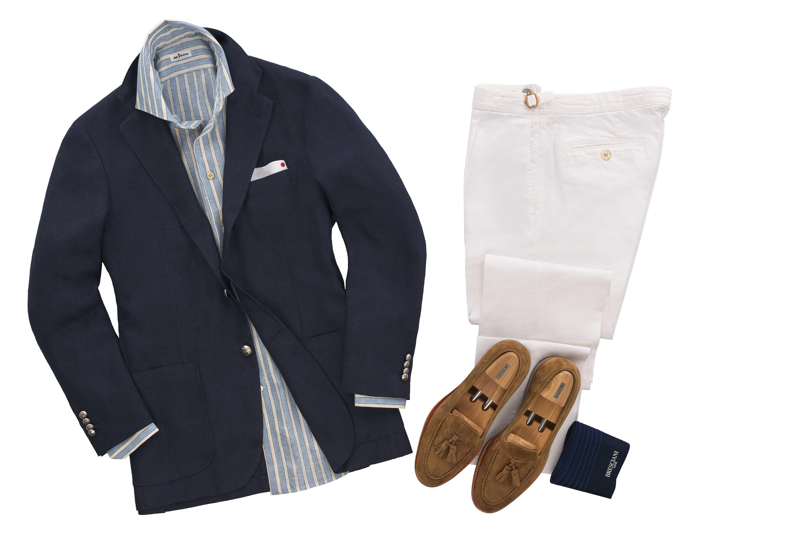 Produktfotografie Wien – Ensemble mit Blazer, Hemd, Gürtel, Socken und Schuhen.