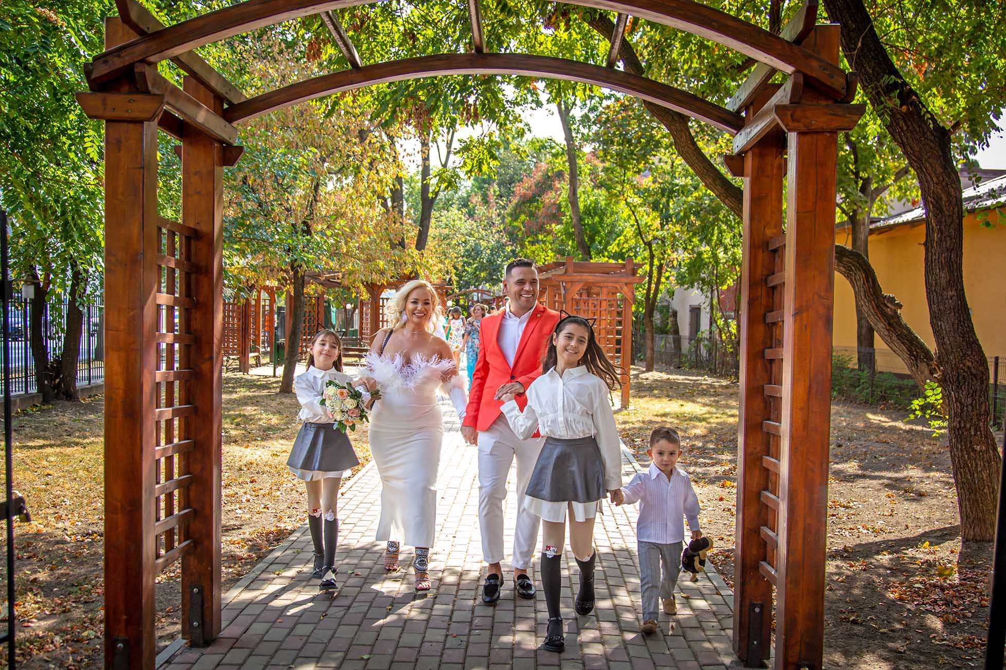 Mire și mireasă plecând cu trei copii alături, moment familial