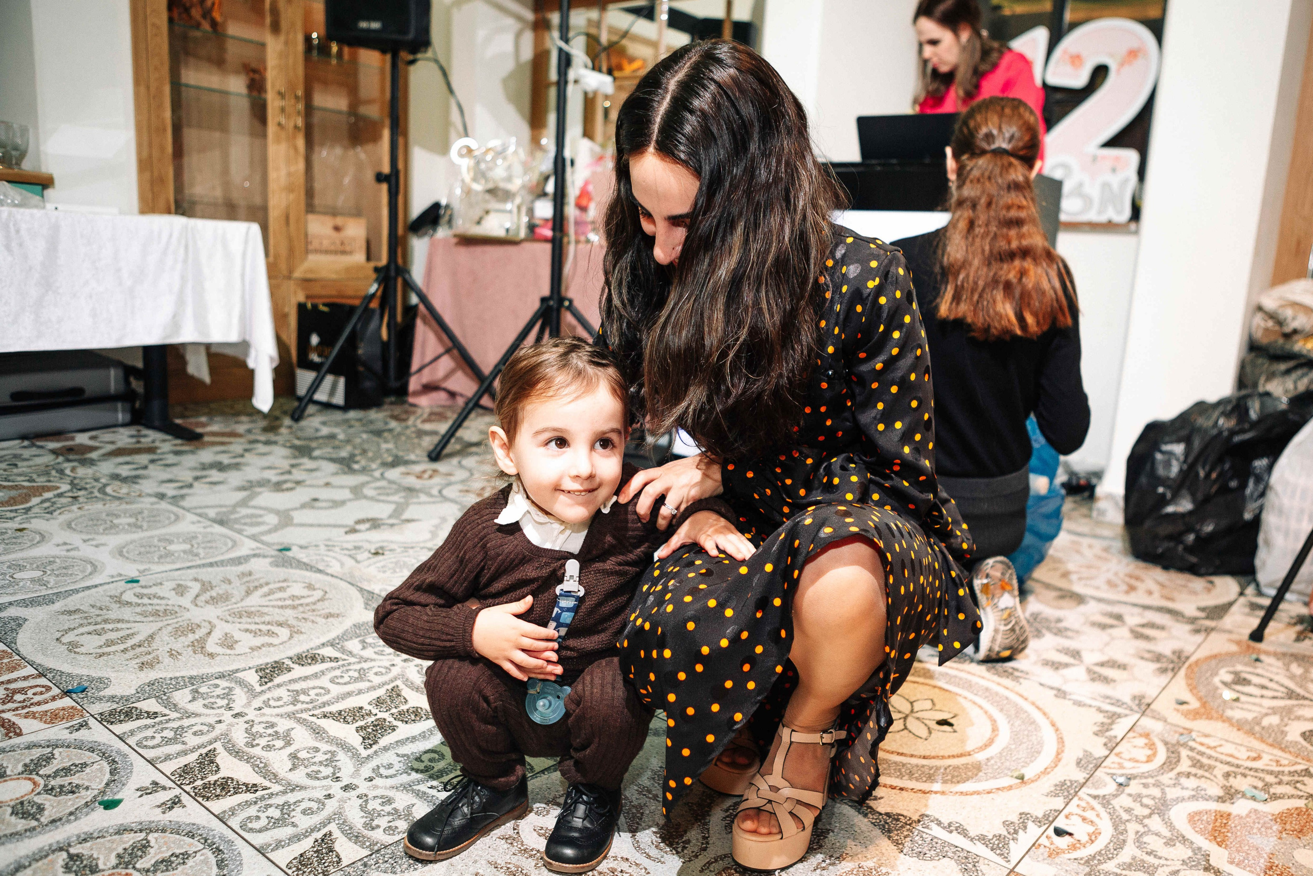 PARTY IN A RESTAURANT WITH THE WHOLE FAMILY. Https://shi-photo.com/