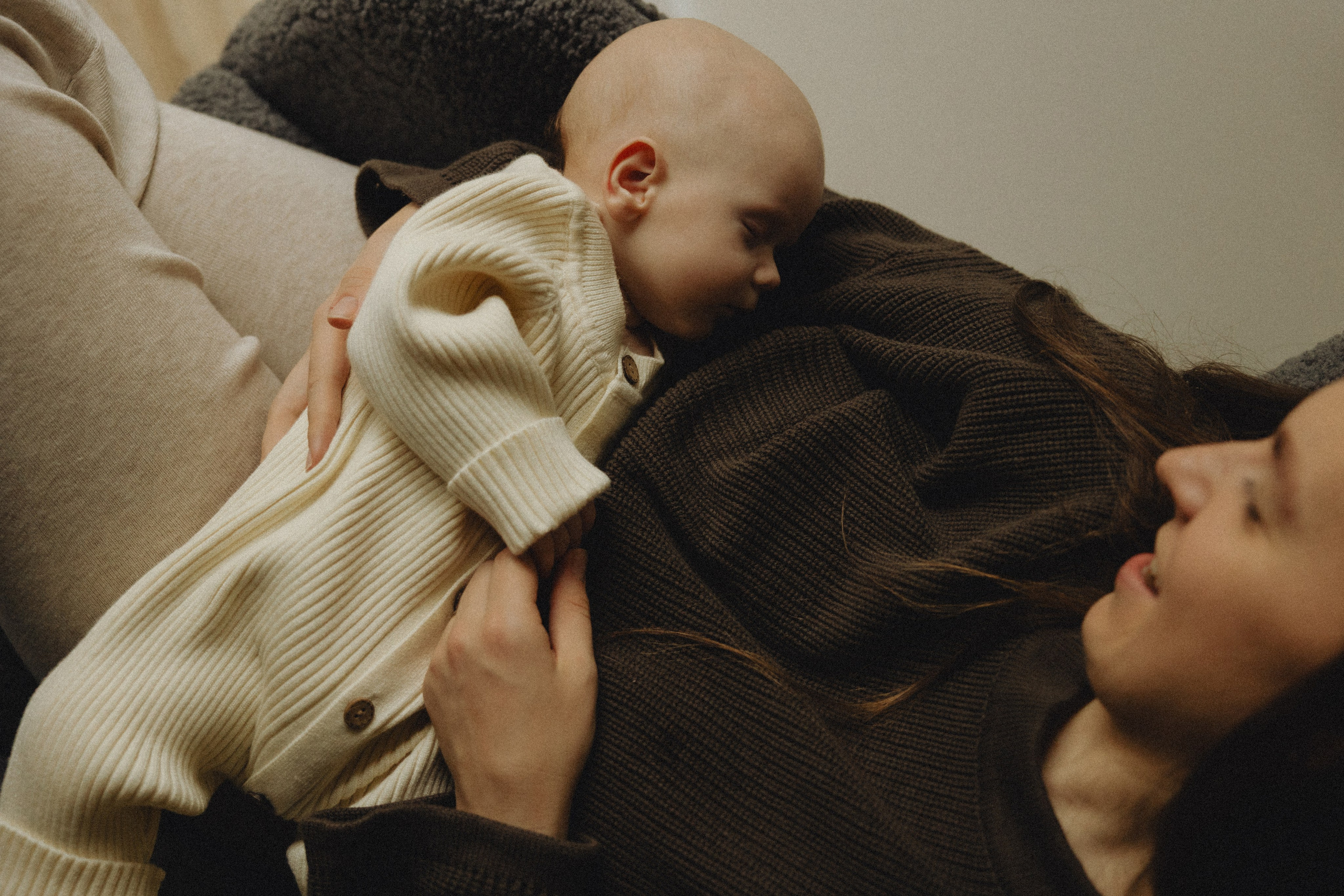 Naujagimio fotosesija namuose | 2025. Vestuvių ir šeimų fotografė Lena Bondarenko / belove photo