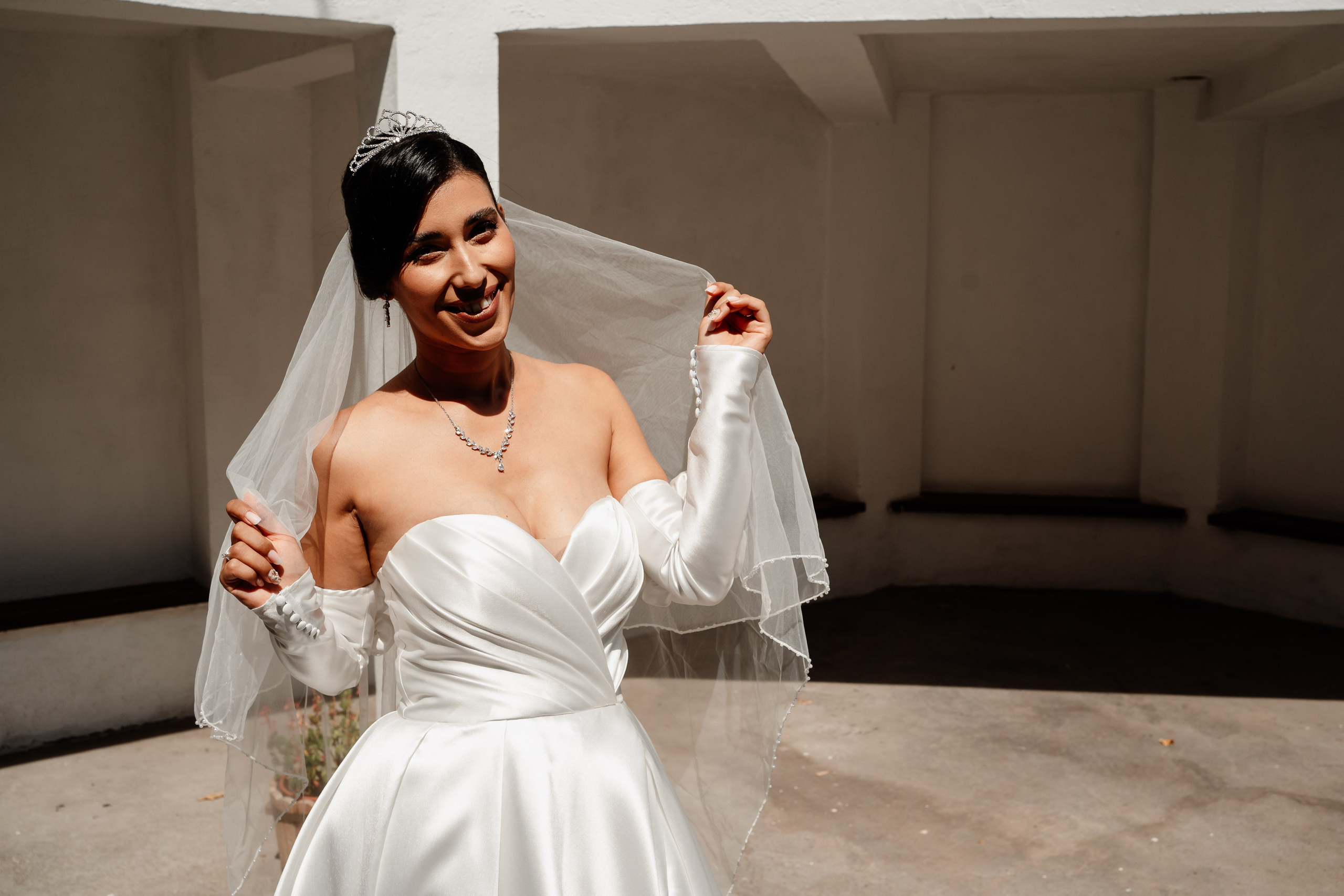 Moment emoționant între miri în ziua nunții, surprins într-un cadru natural și romantic, in Bucuresti. Fotografie de nuntă profesională, editată artistic pentru a evidenția emoția și eleganța evenimentului.