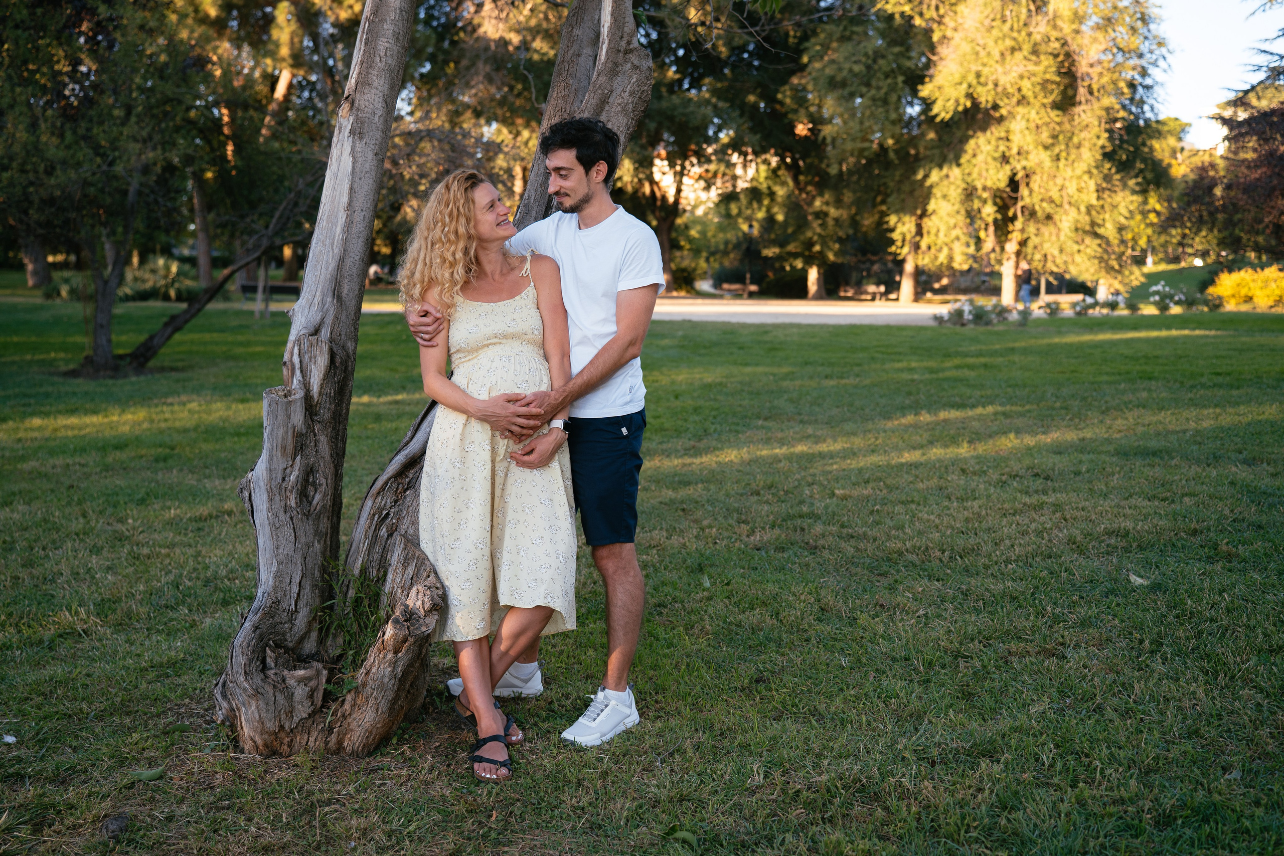 Candid pregnancy photoshoot in the park. Photographer in Madrid, Spain. Alyona Belyaninova