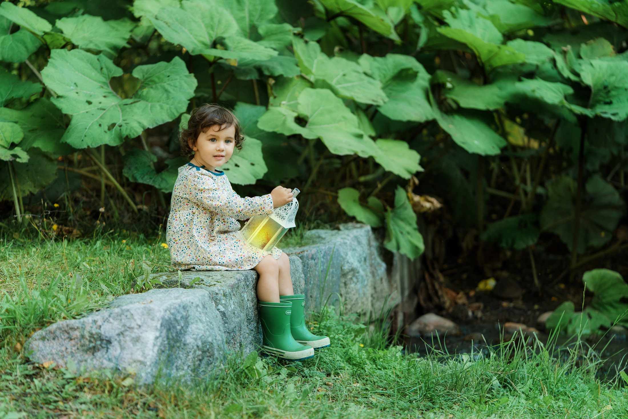 Kaksivuotias lyhty kädessä