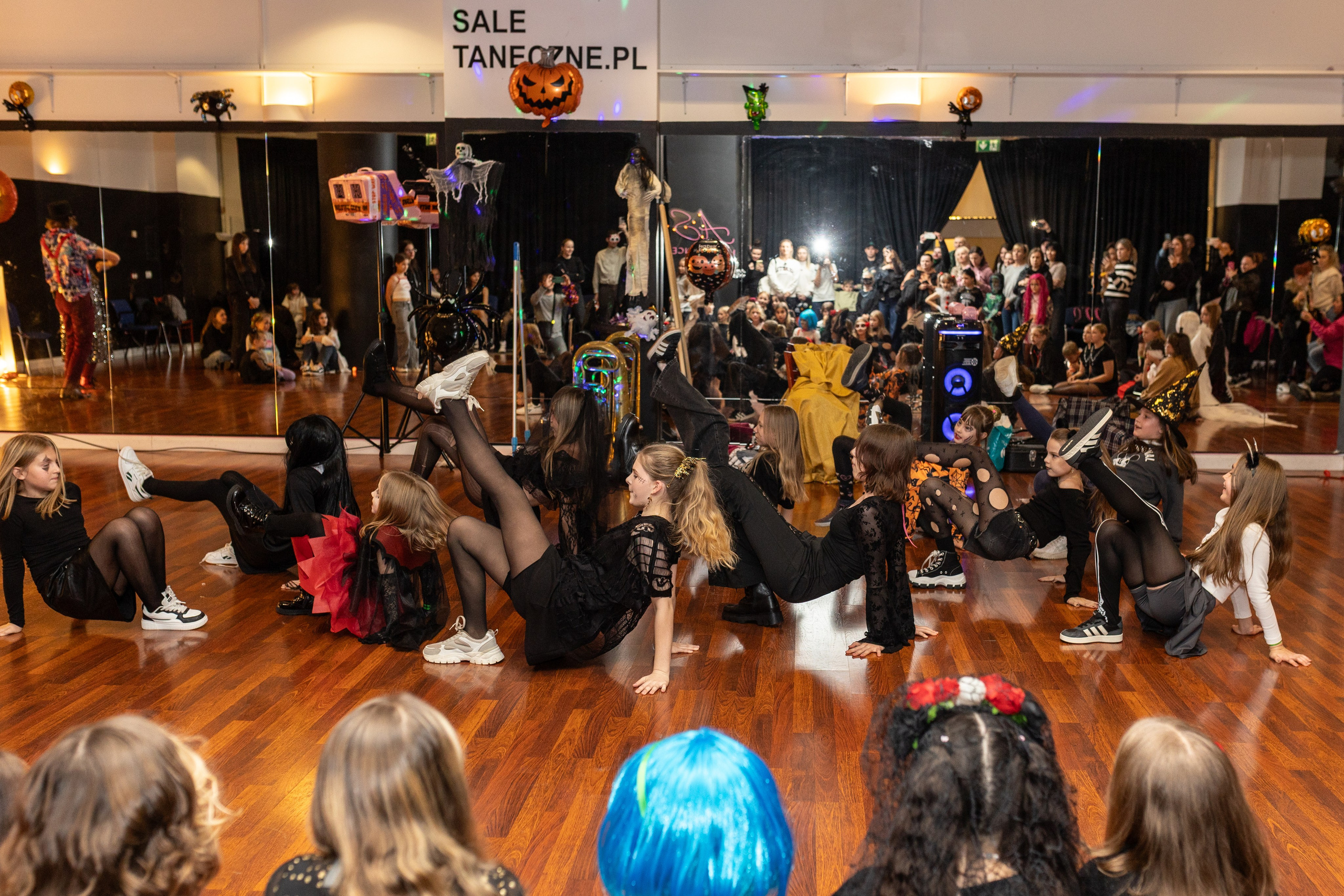 Leo dance studio Helloween 2025. Семейный и детский фотограф в Варшаве Мила Бобровская