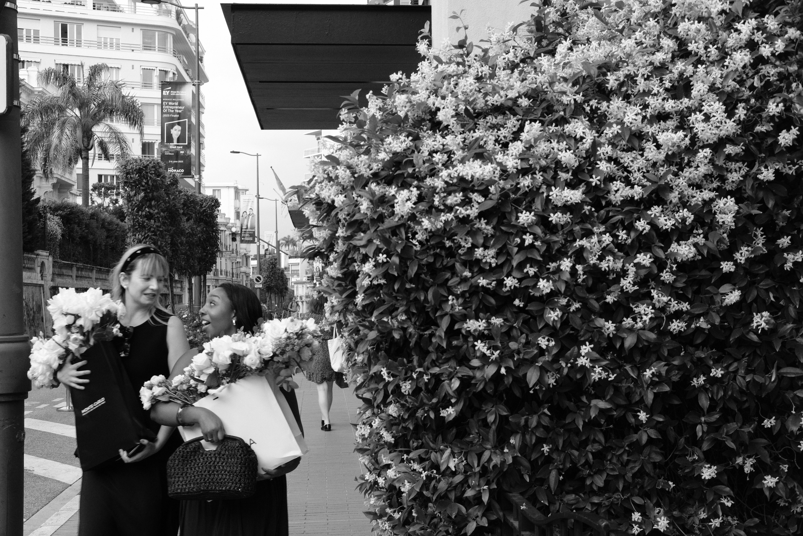 Street photography. Yulia — portrait, tourist & love story photographer in Paris