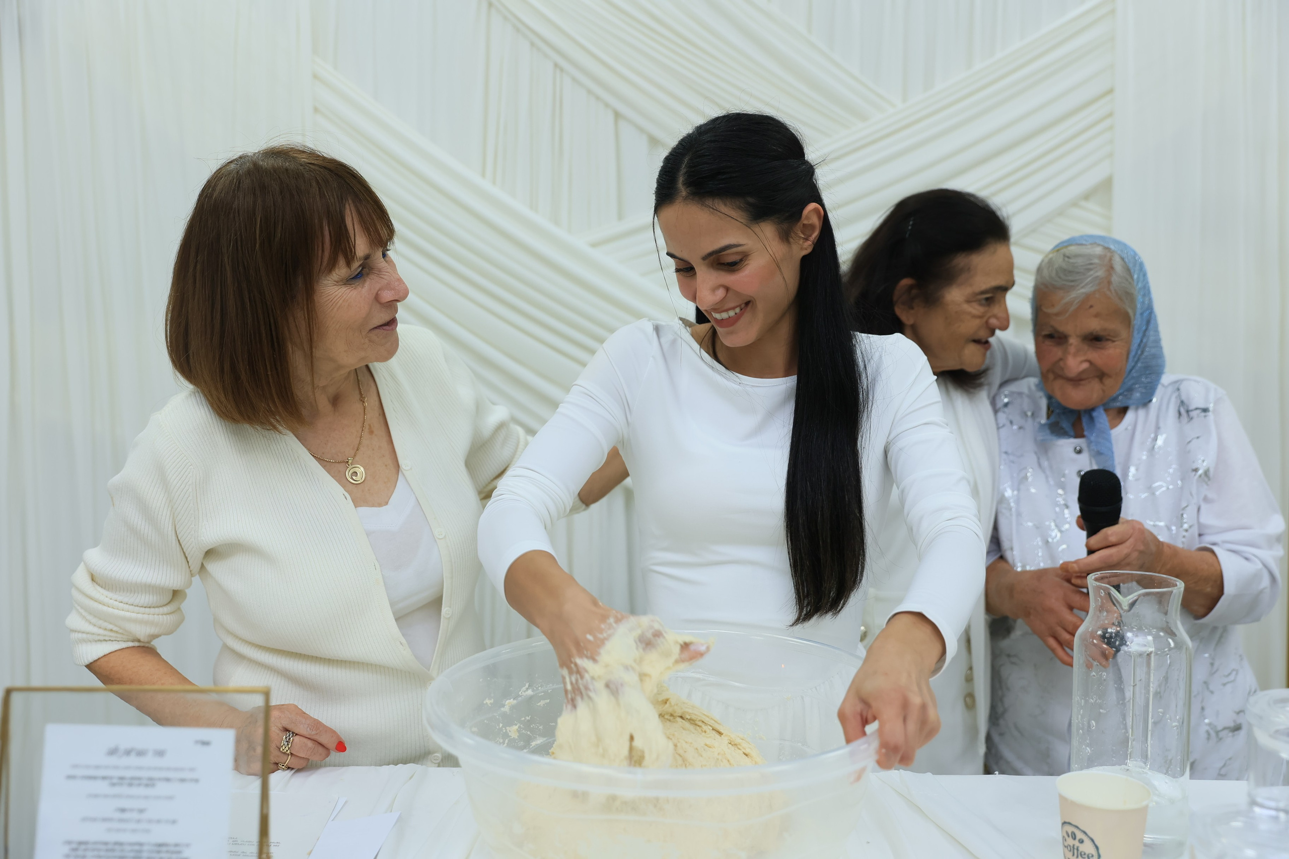 נטף הפרשת חלה. שני ויזל | צלמת הריון, צילומי משפחה וצילומי בוק בת מצווה