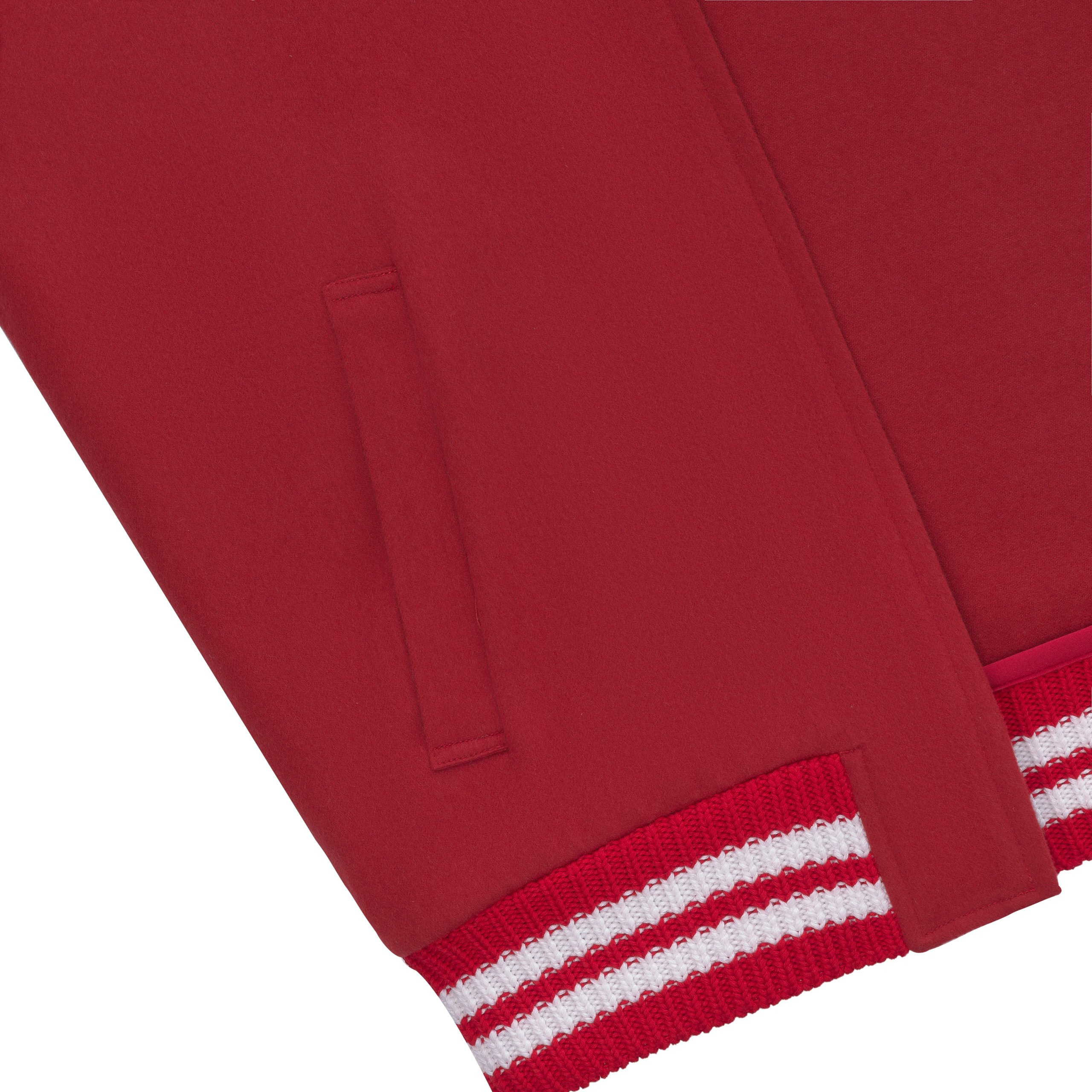 Detailaufnahme – Seitentasche und Rippbündchen der roten KIRED-Bomberjacke.