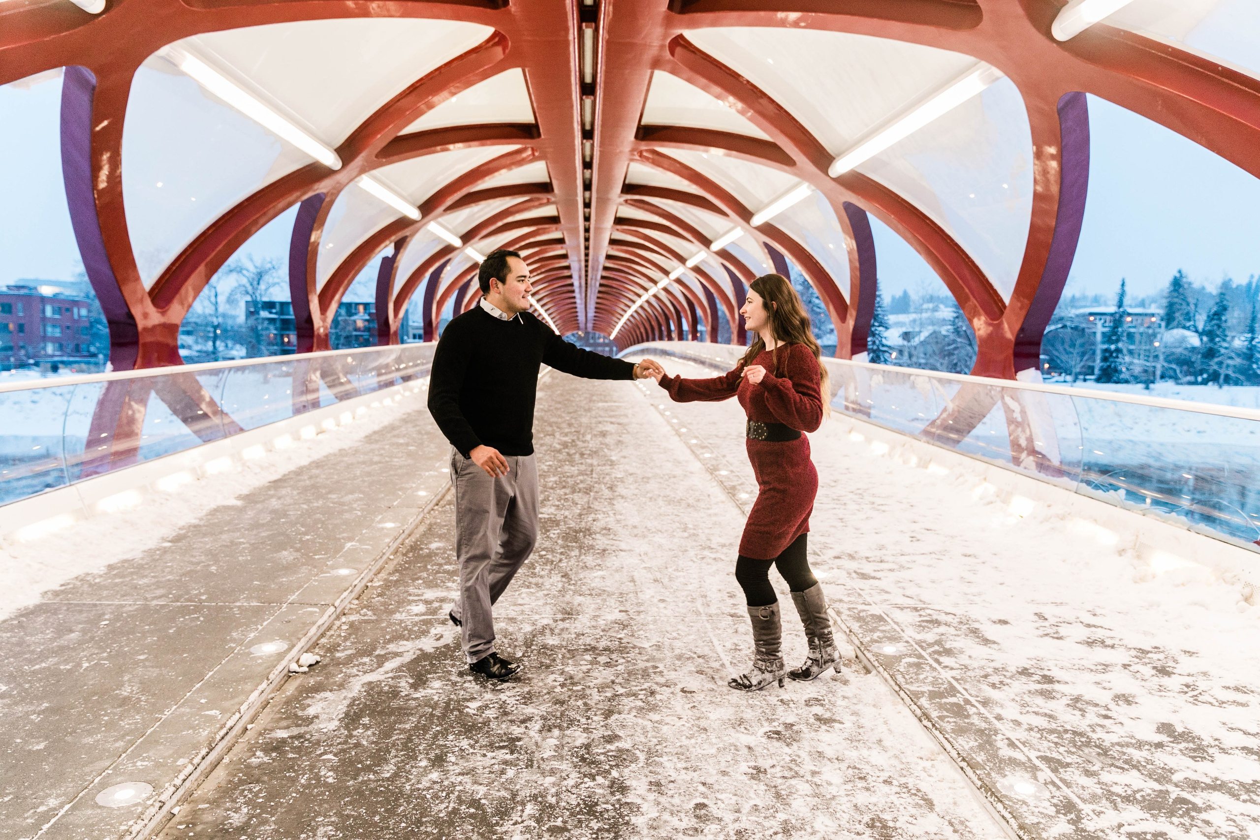 Iván & Andrada — Princes Island Engagement. Fotografía accesible en Calgary