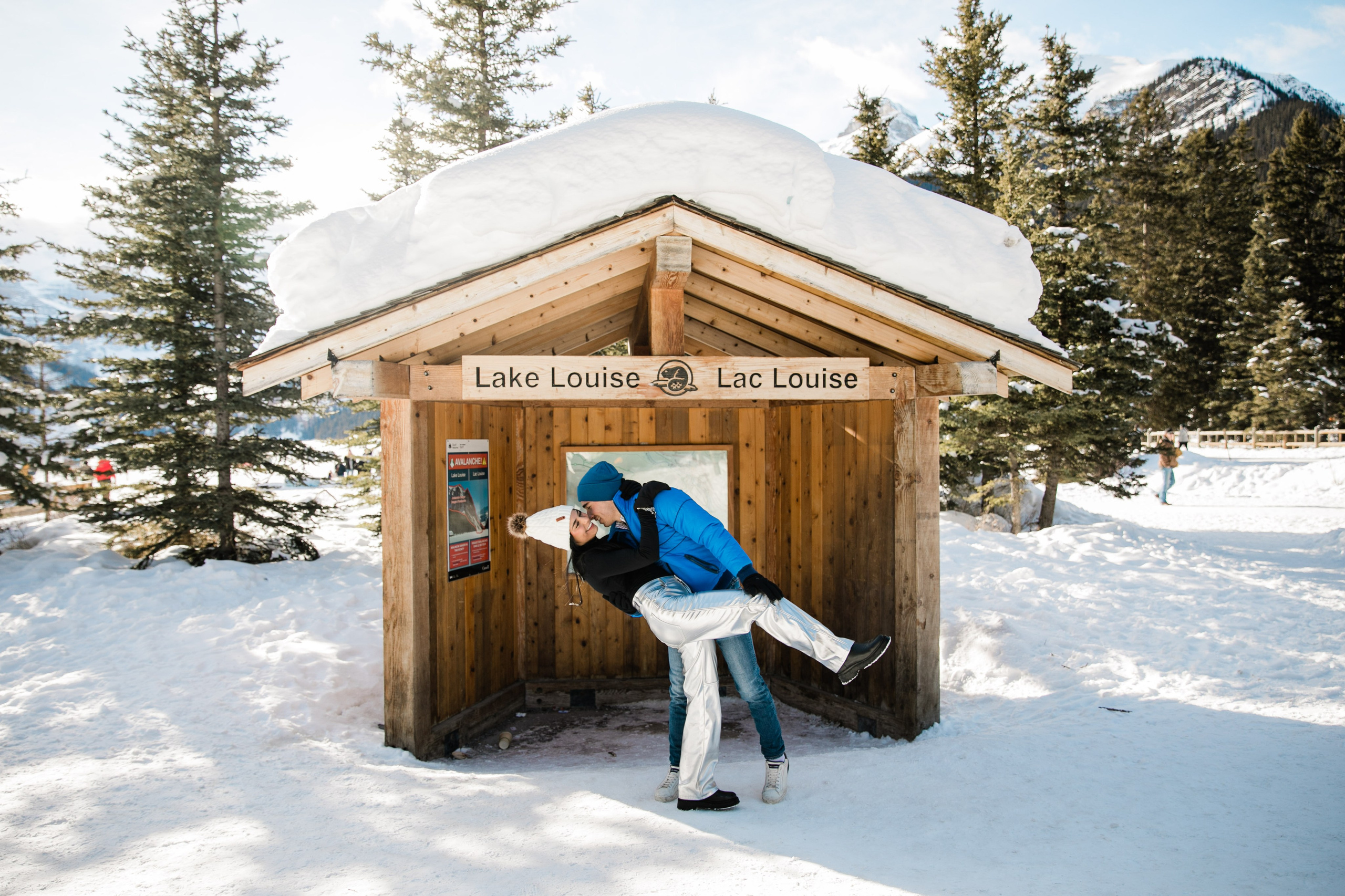 A & M — Lake Louise Engagement. Fotografía accesible en Calgary