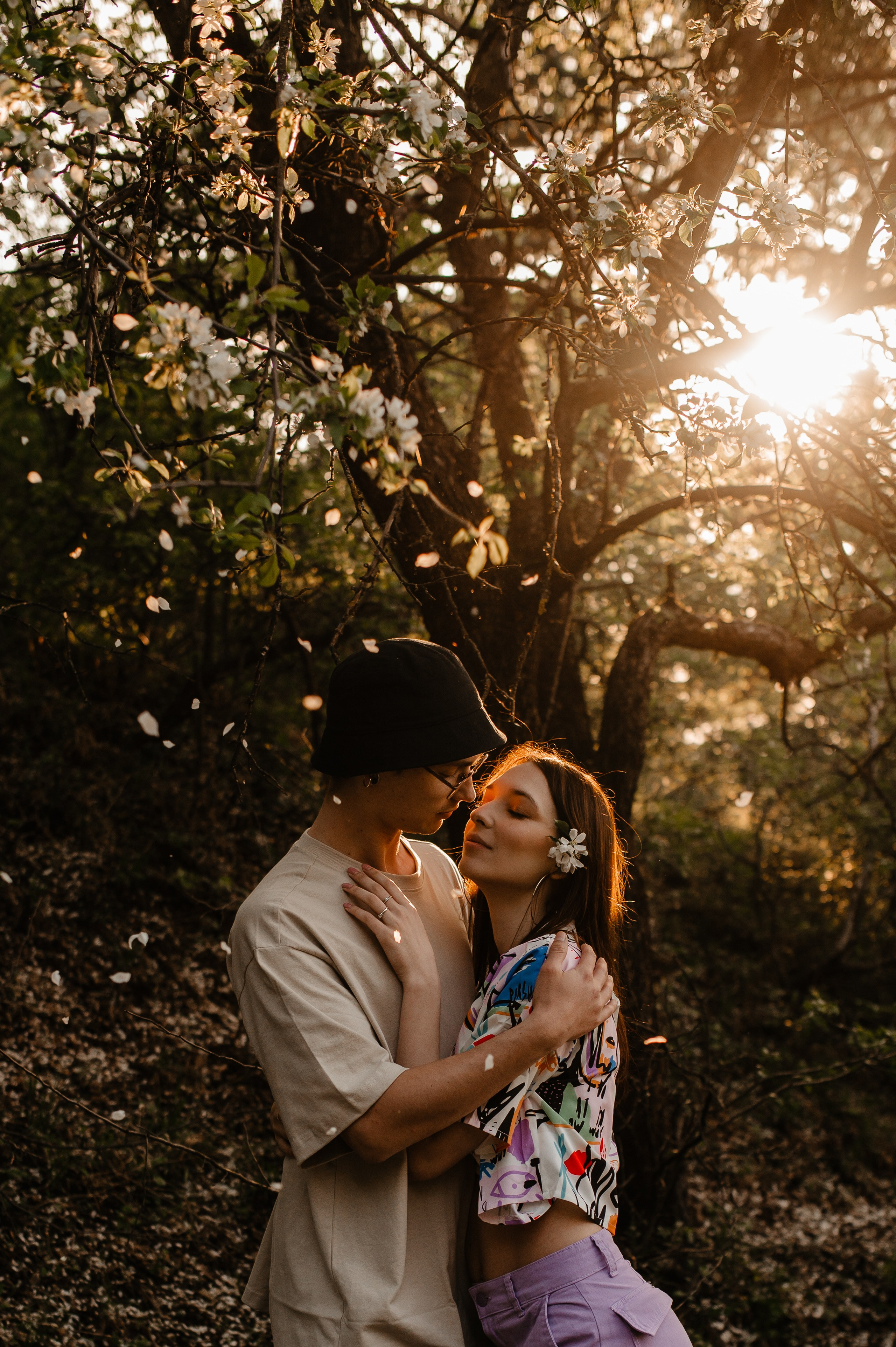 Sedinta foto la apus de primavara, copaci infloriti primavara. Proud Vision Weddings | Wedding Photography & Film — Servicii profesionale Foto Video Nunta Iasi