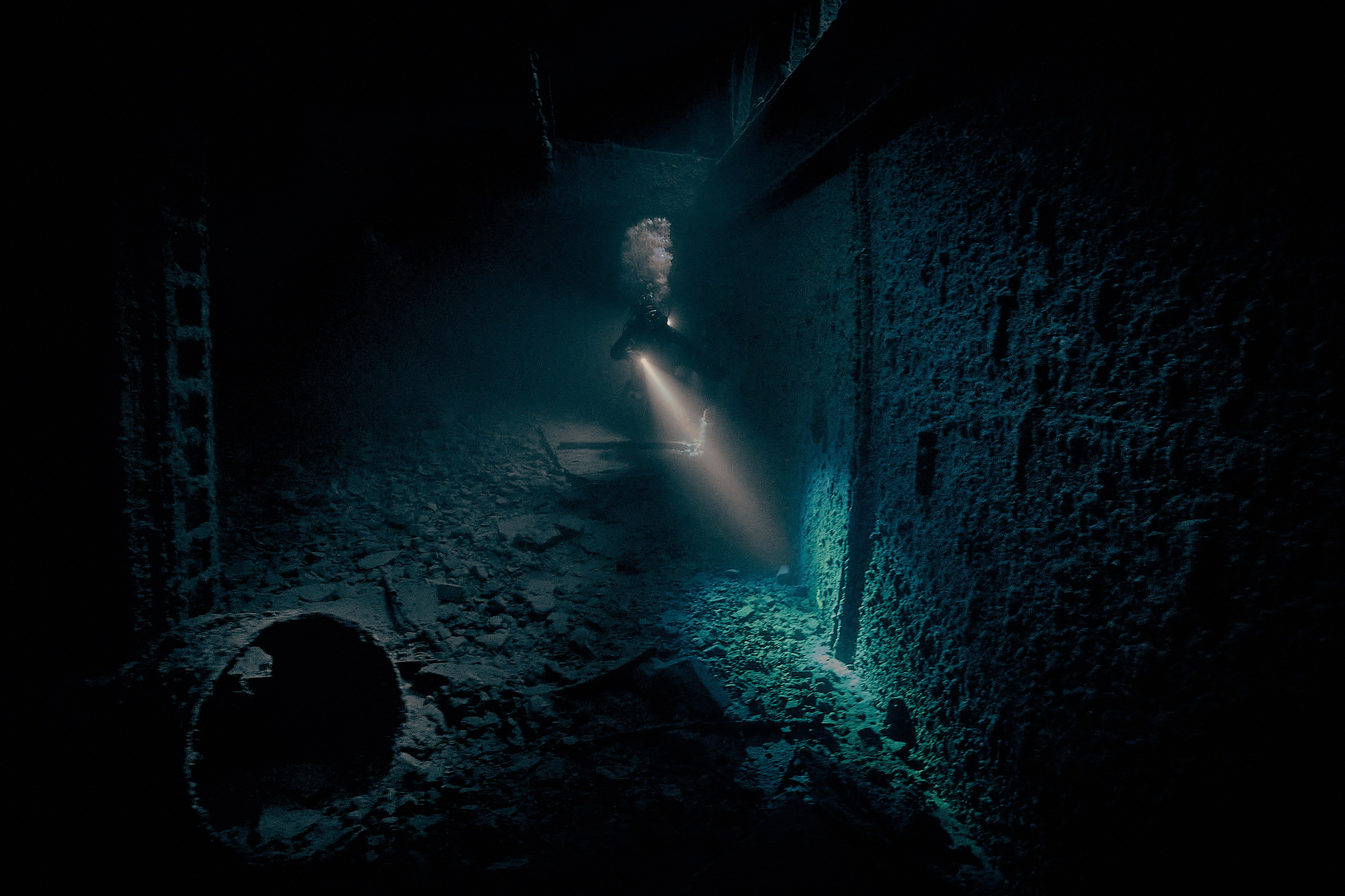 Underwater photographer Andriej Szypilow - photos of the mysterious SS Thistlegorm - sunken ship in the red sea