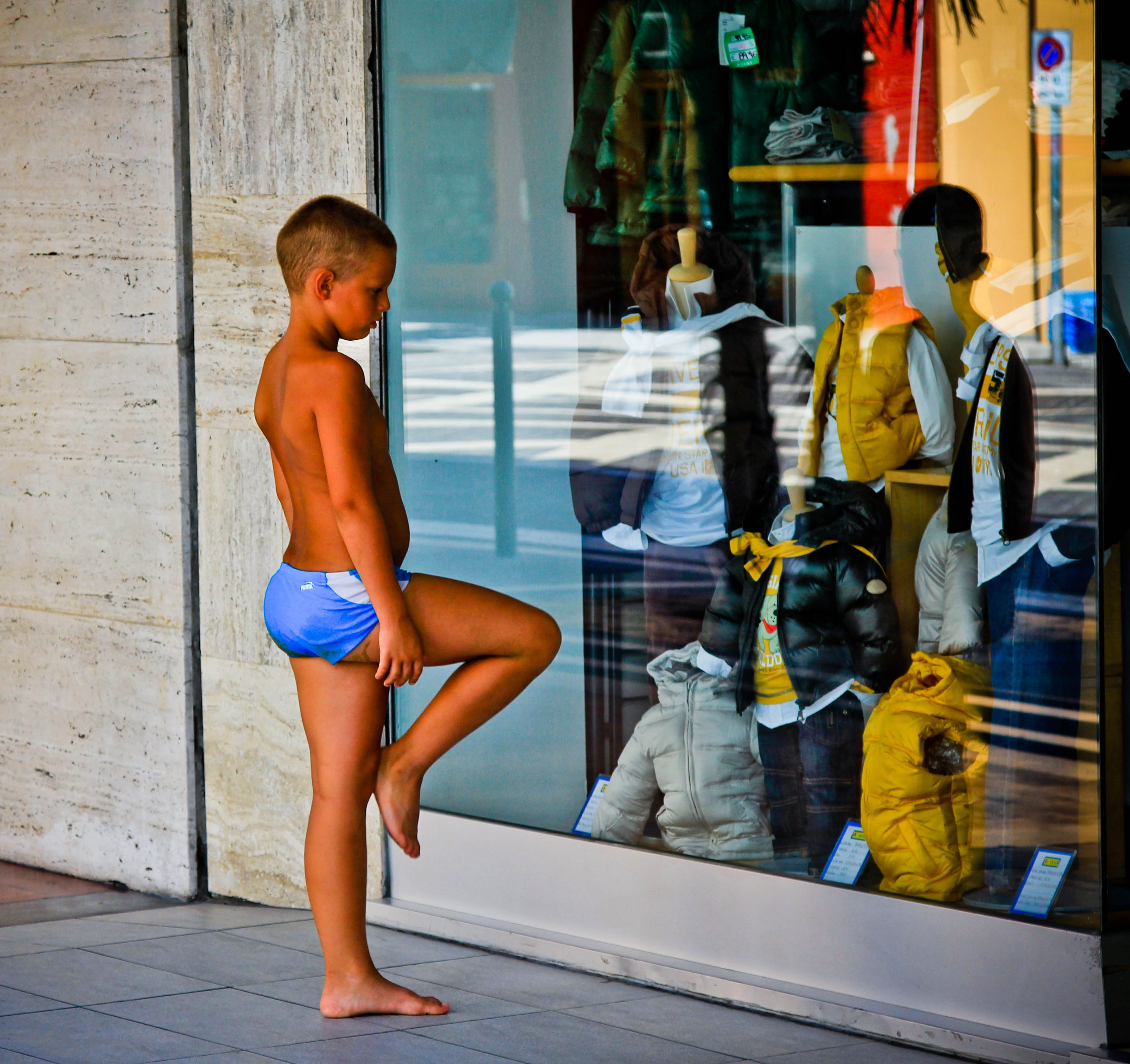 2011. Стрит-фотография, полная абсурда, идиотизма и красоты