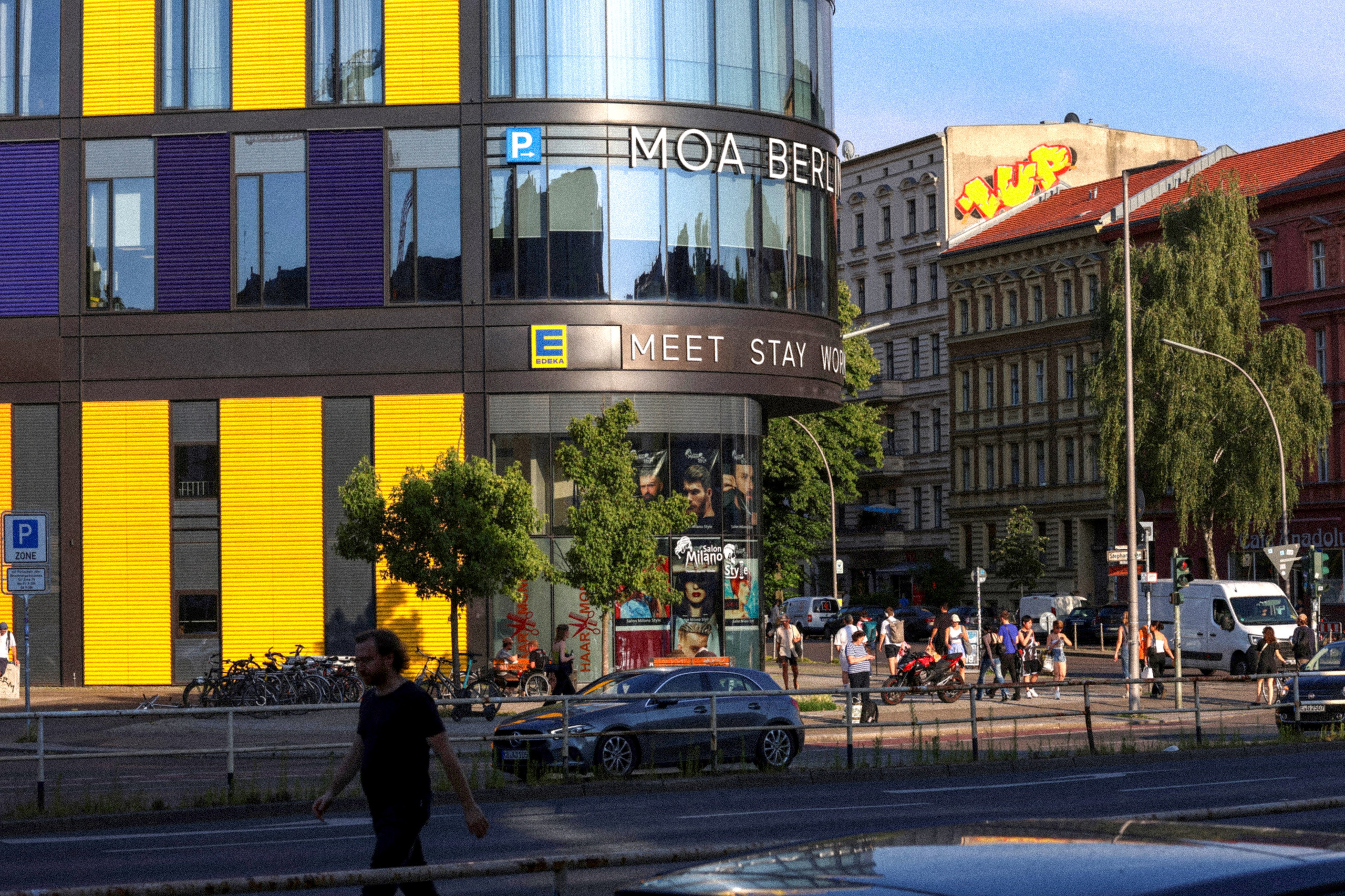 Berliner Mischung (in Farbe). BNW Around Photography