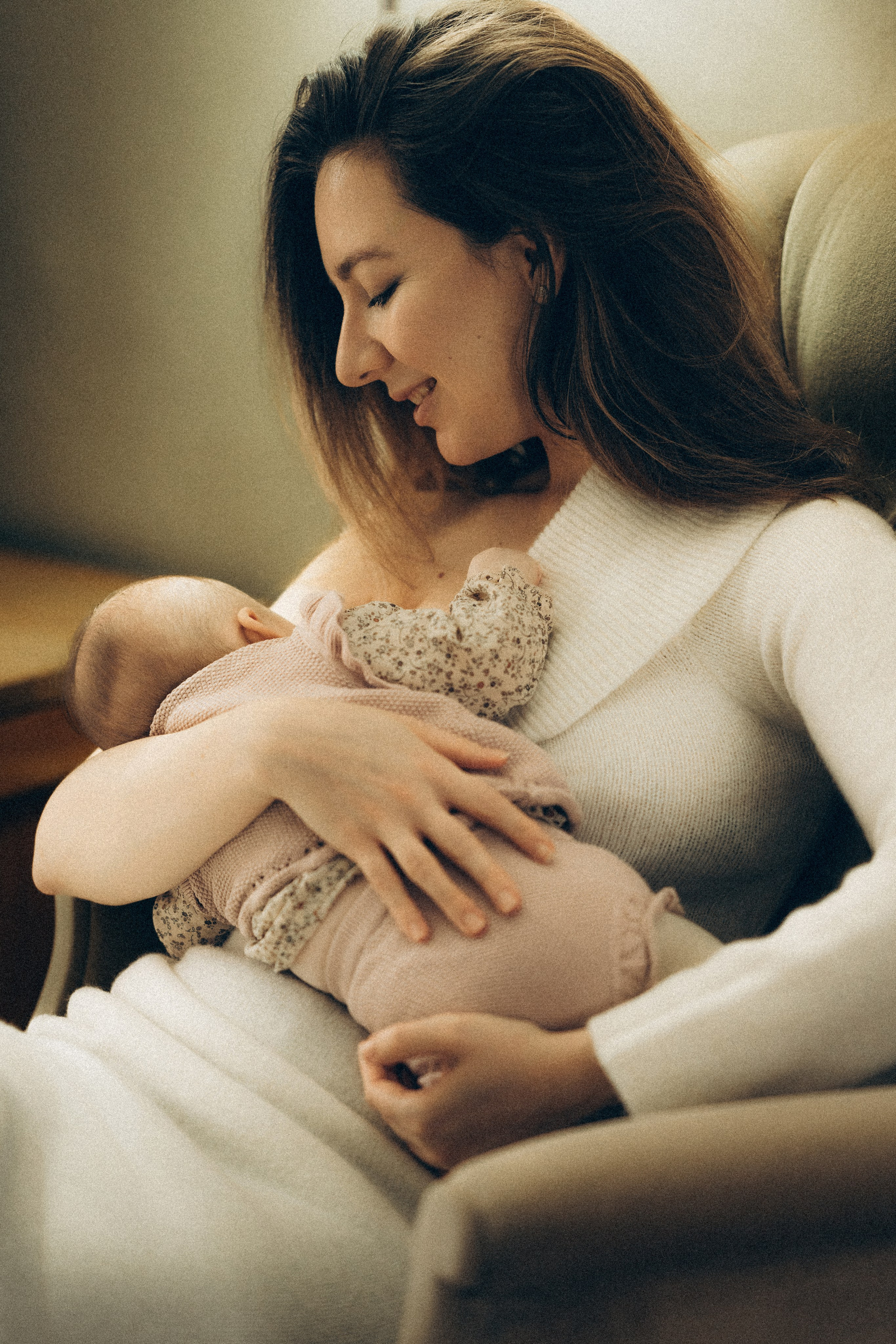 Home newborn session. Tania Gandrabur, photographer in West Midlands, England