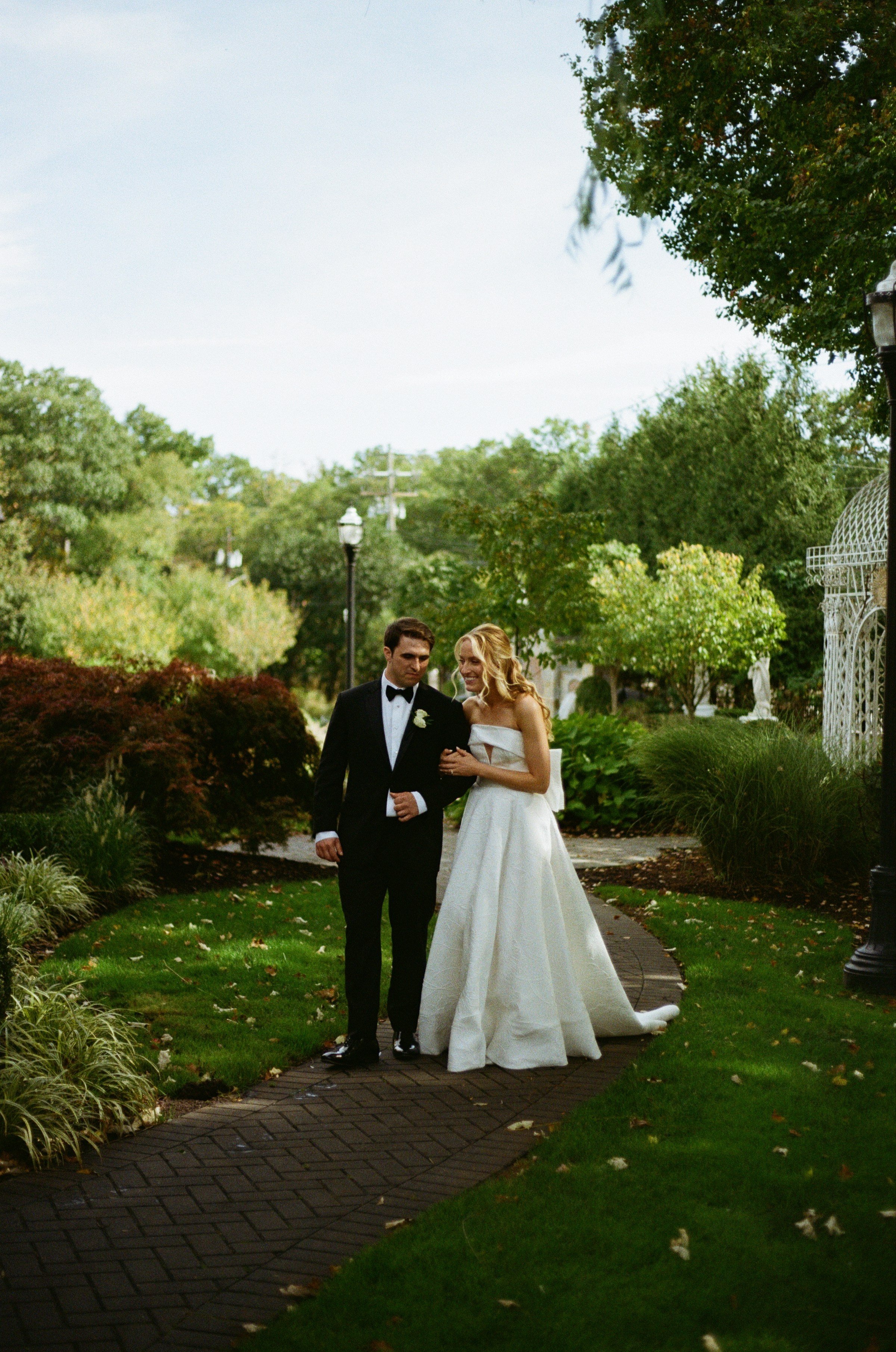 Natural light wedding portrait of the couple in The Rockleigh gardens