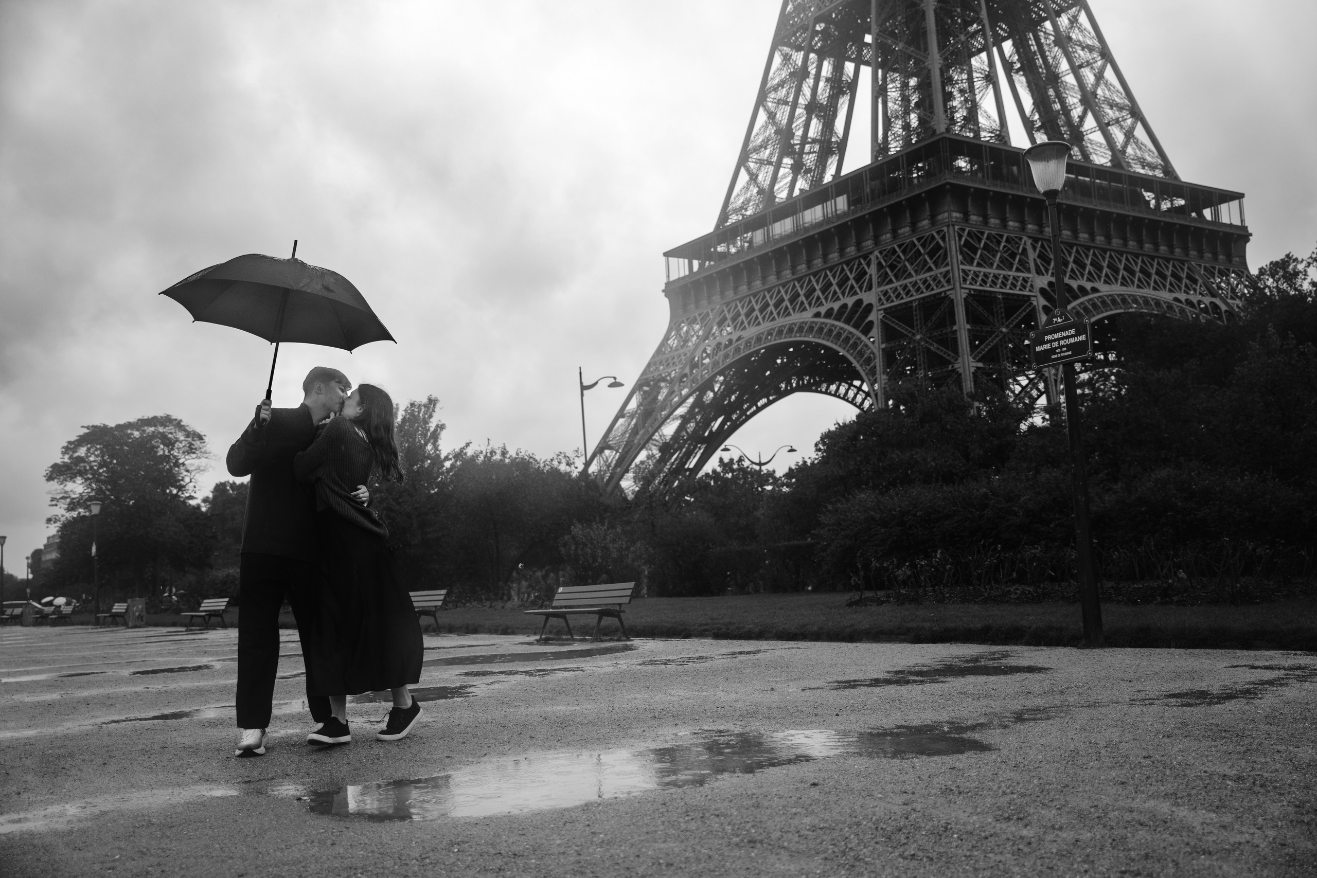 Margaret & Max in Rainy Paris. Фотограф в Париже Полина Осипова