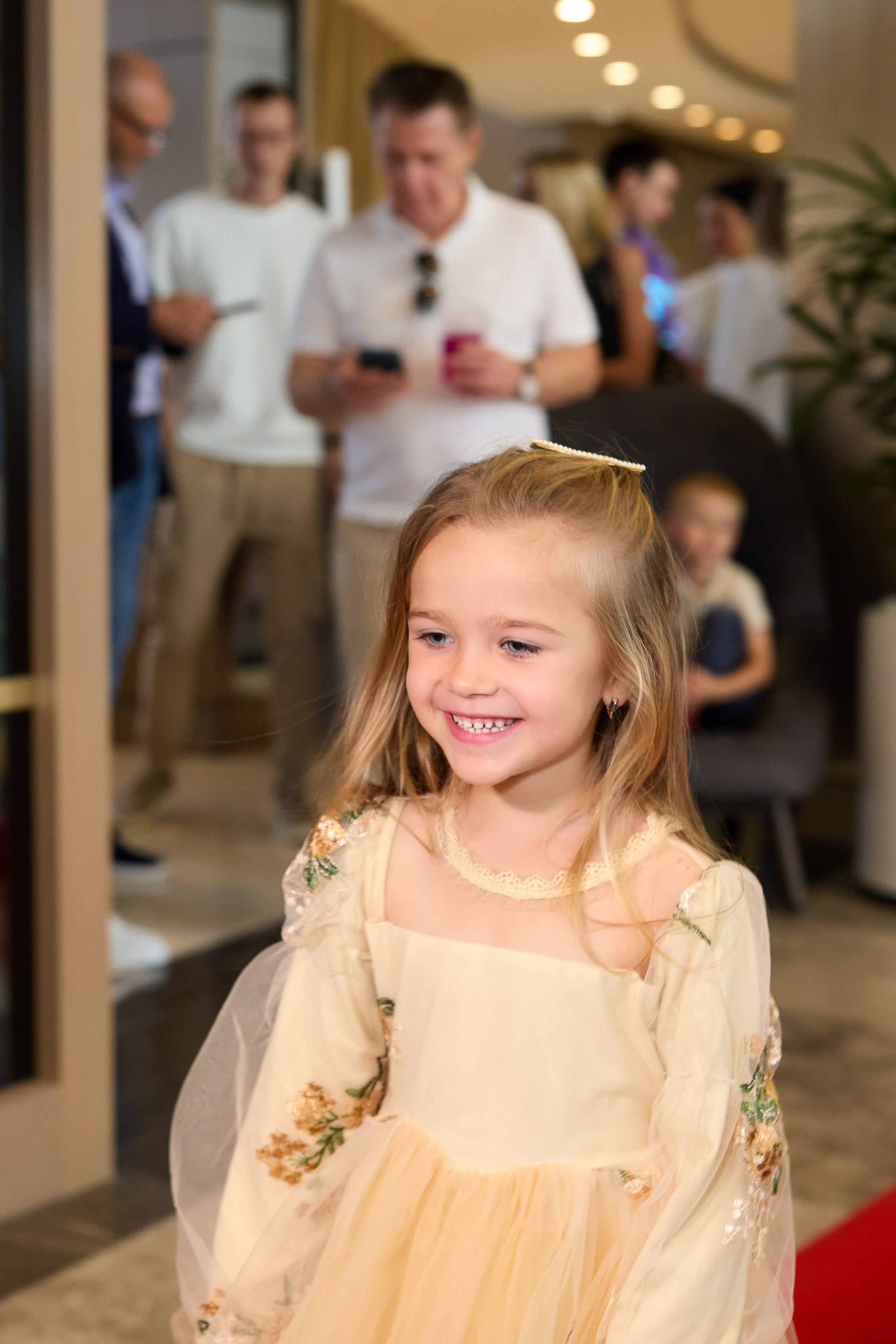 Авторская благотворительная художественная выставка Дианы Бортник. Фотограф Юлия Маковеева