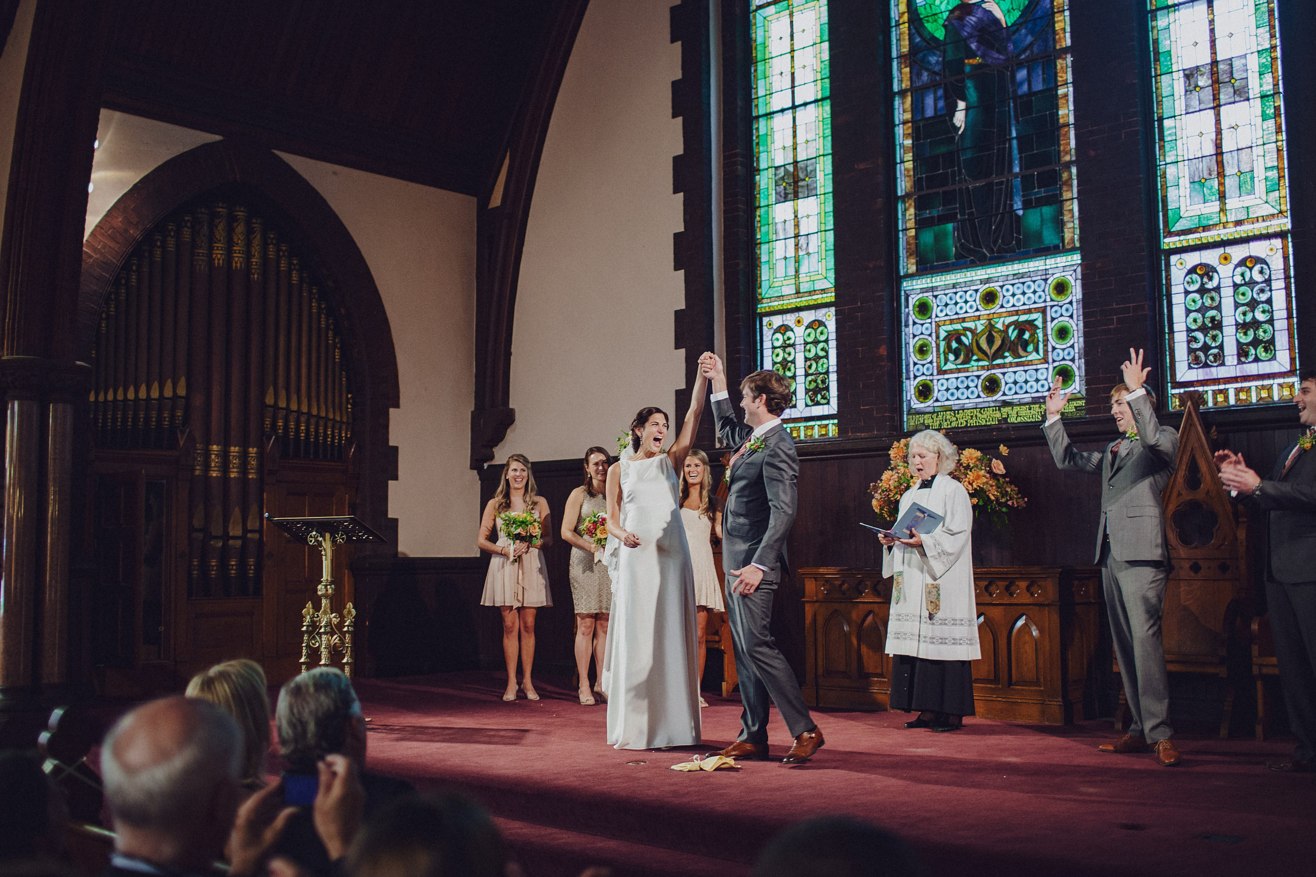 Фотограф в Ирландии Дублин свадьба жених невеста улыбка церковь гости фотки топ свадебных фотографов