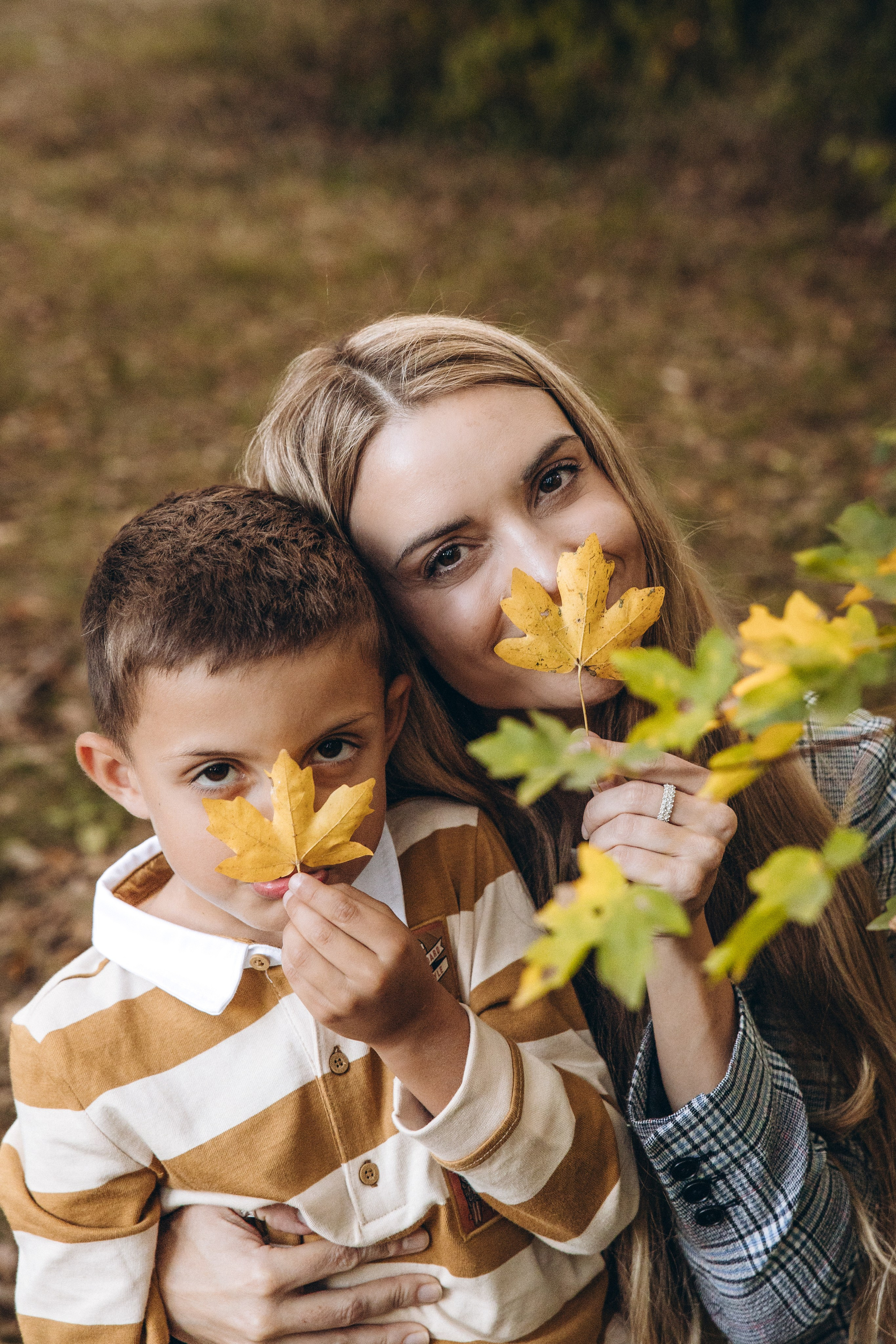 Autumn mother-son family photoshoot in Toulouse. Eugénie Smirnova — your photographer in Toulouse and southwest France