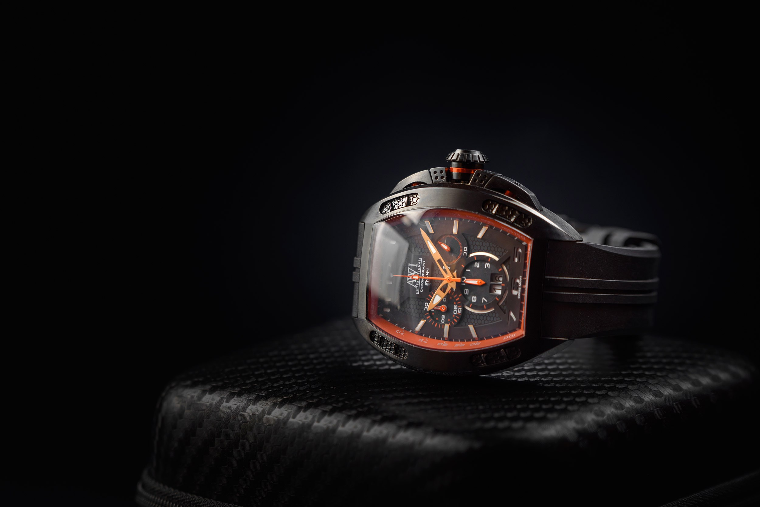 Наручные часы AWI INTERNATIONAL на темном фоне