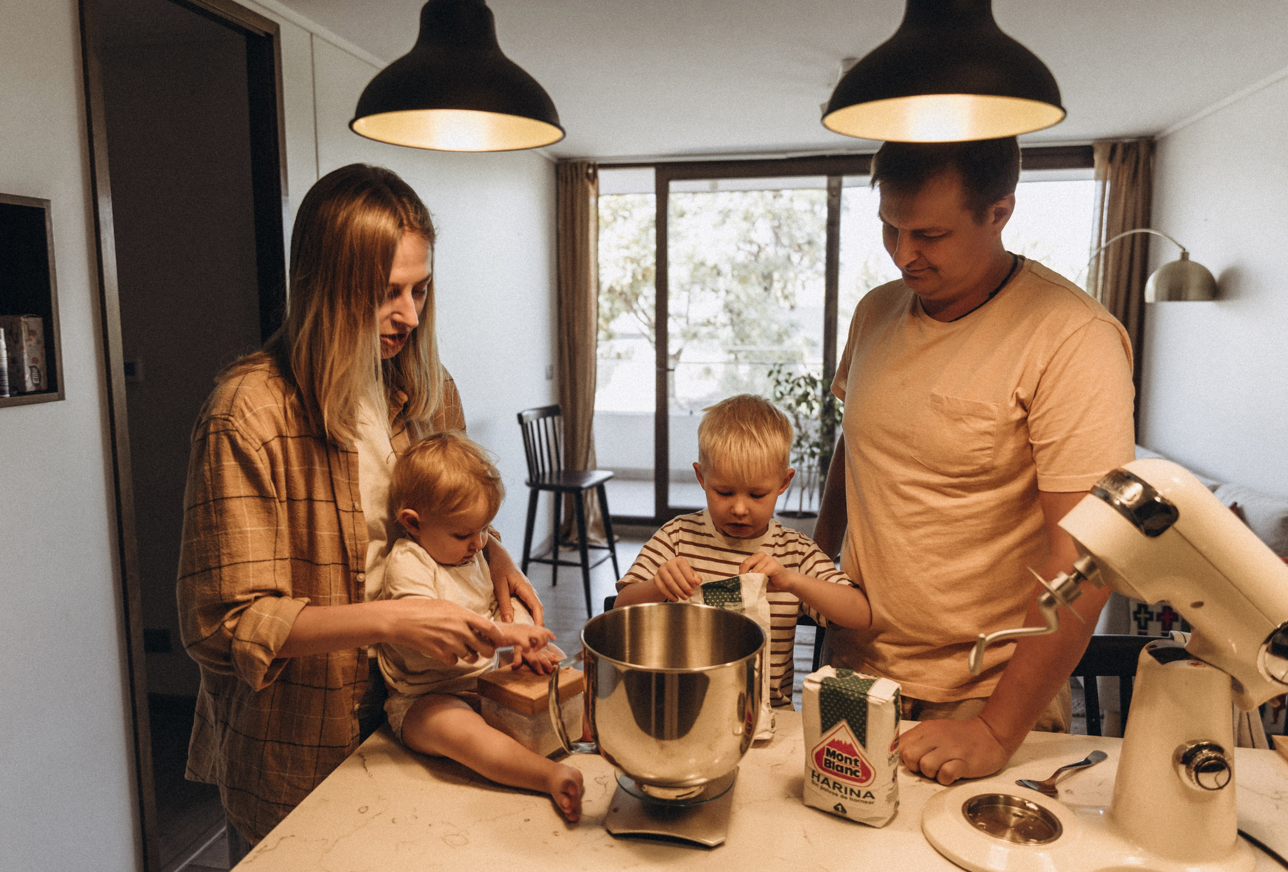 Lifestyle Family Photoshoot at Home — Cozy & Authentic Moments. Photographer in Santiago, Chile Anna Almazova