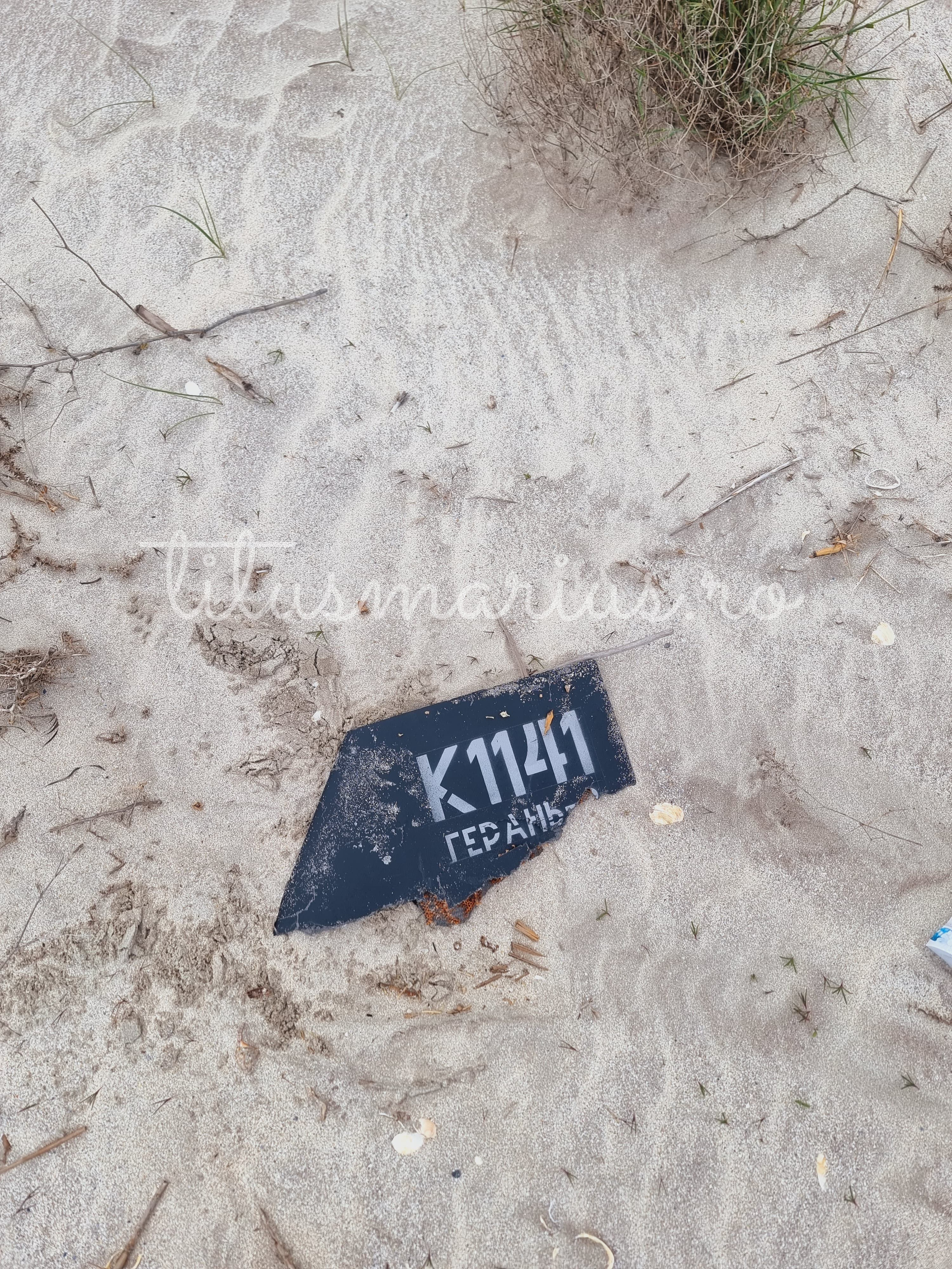 Bucati dintr-o drona Ucraineana gasite pe plaja Vadu