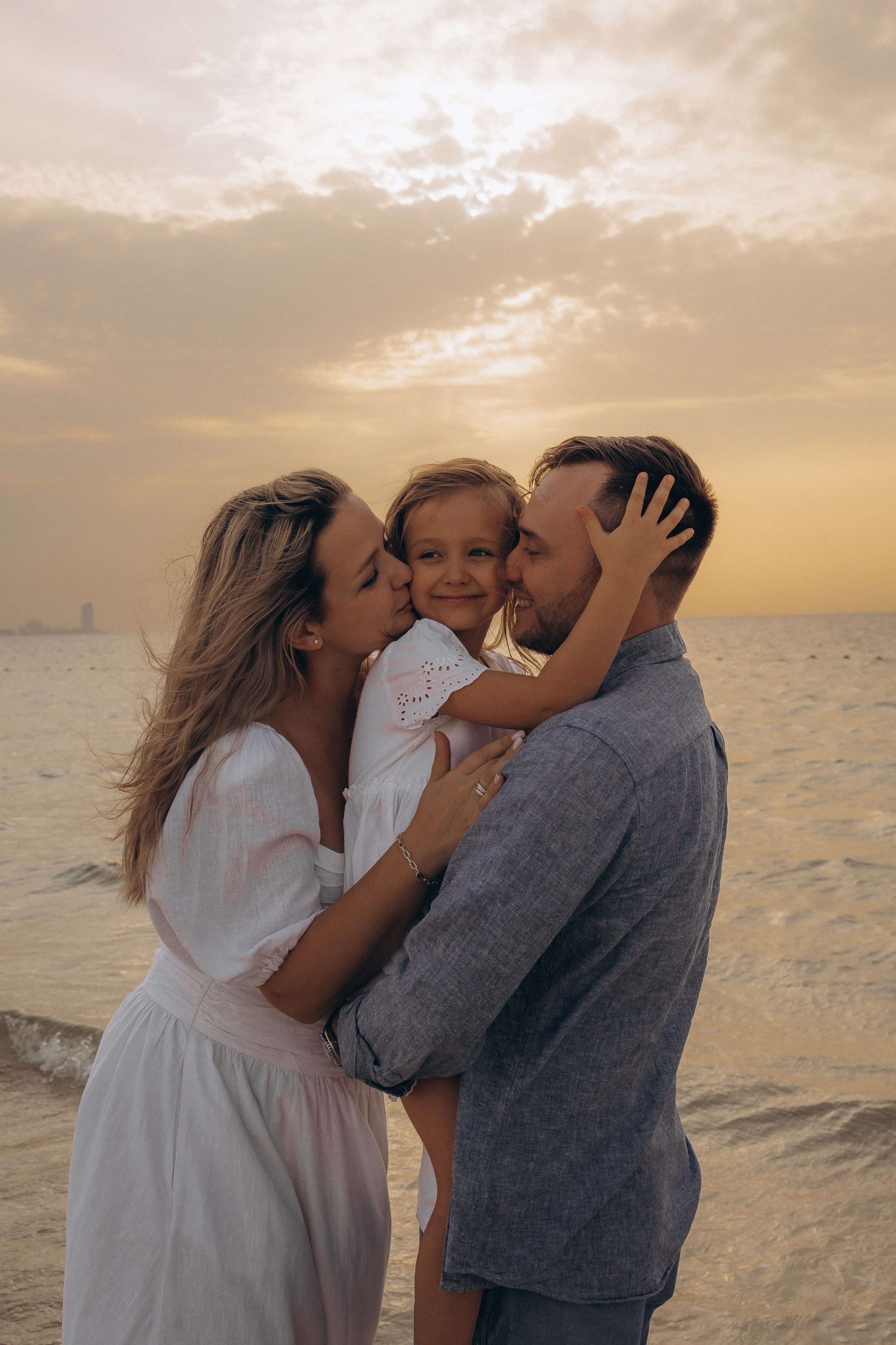 Golden hour family. Birth, Family, Newborn photographer in Dubai| Eliza Baitikova