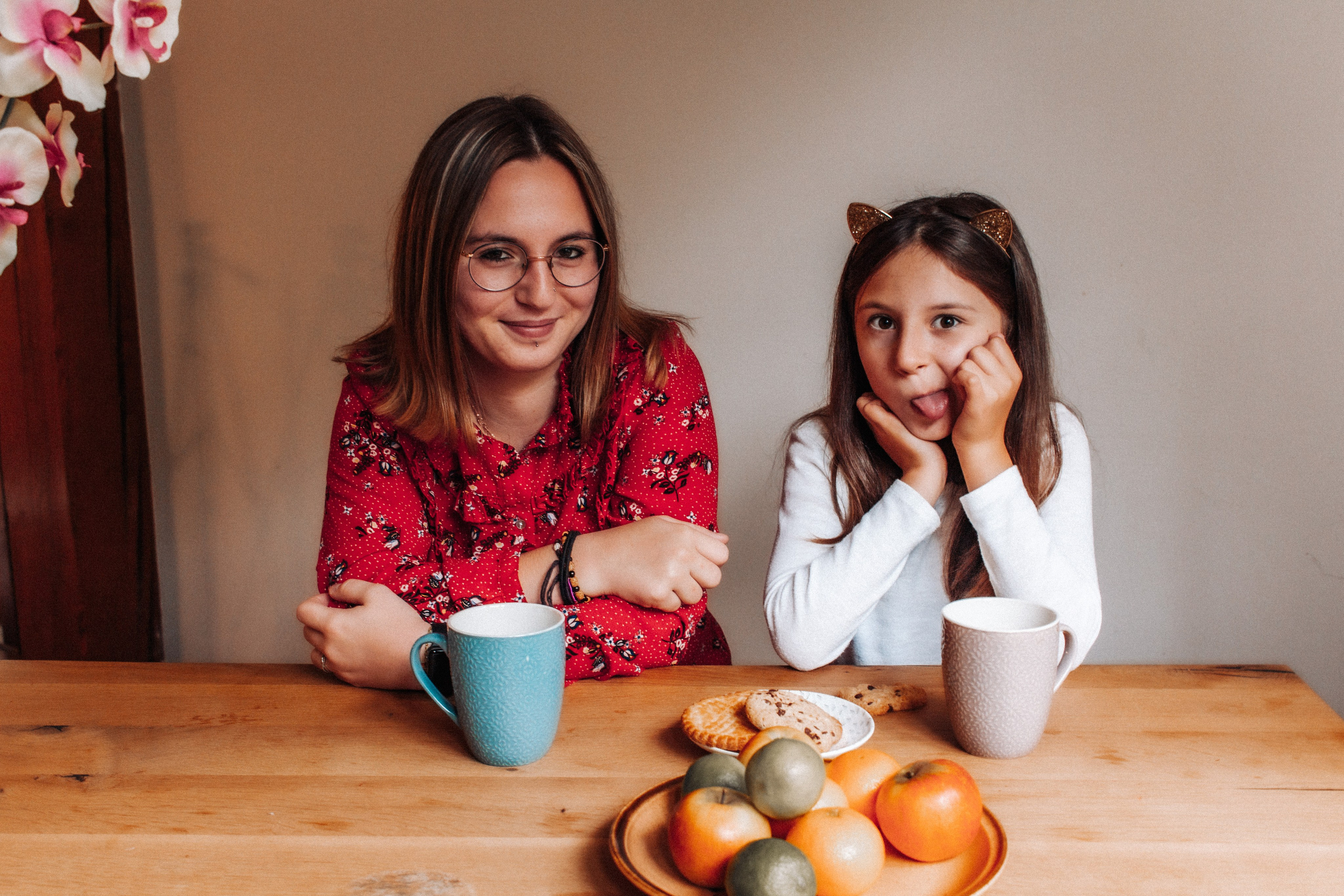Johanna et sa petite soeur. Photographe professionnelle à Poitiers, Tours et Châtellerault | Studio photo entre Poitiers et Tours – portraits, familles, entreprises, ma