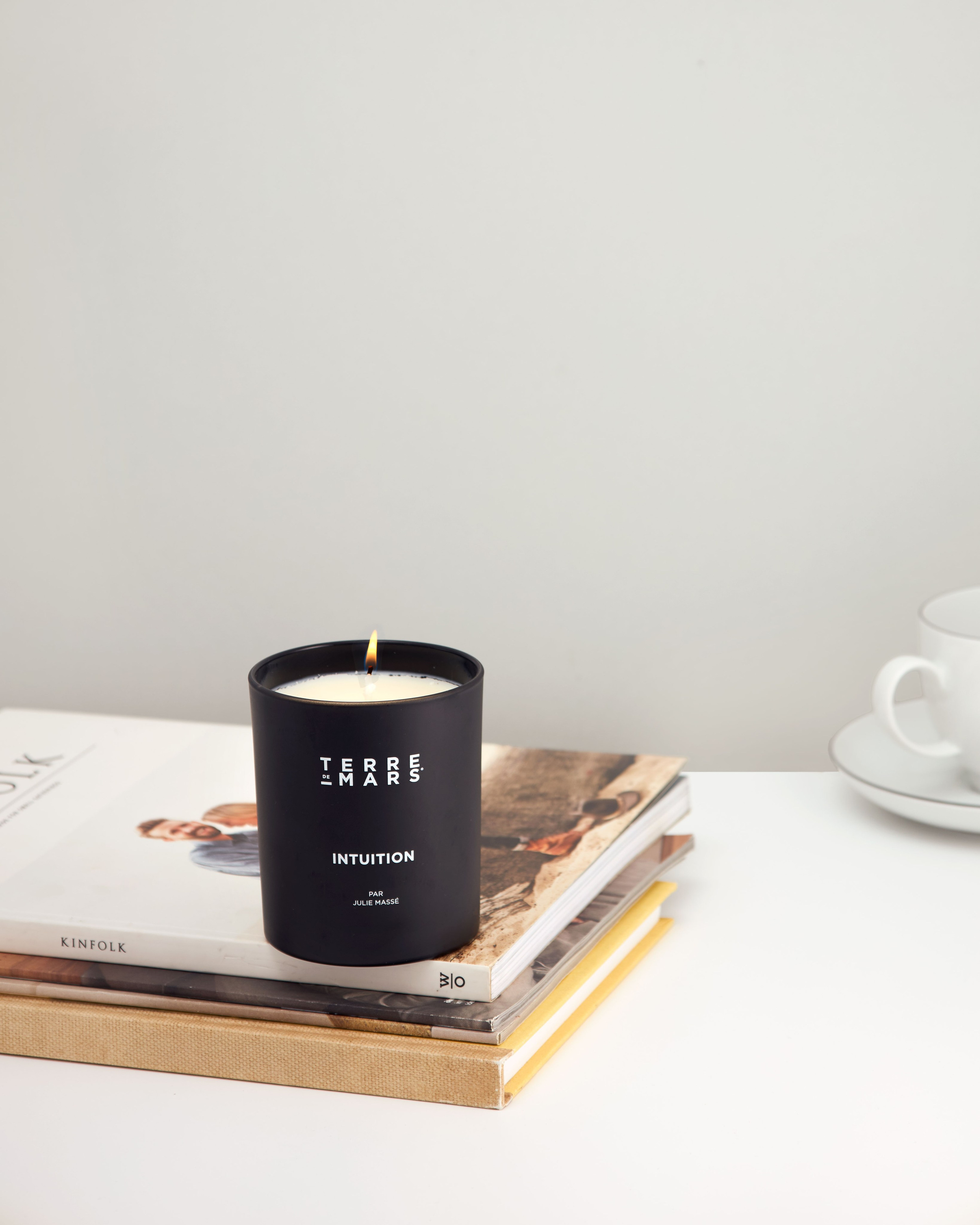 Brennende Kerze in Lifestyle-Stil, Content-Fotografie für Social Media, stimmungsvolle Werbebilder für Print und Web