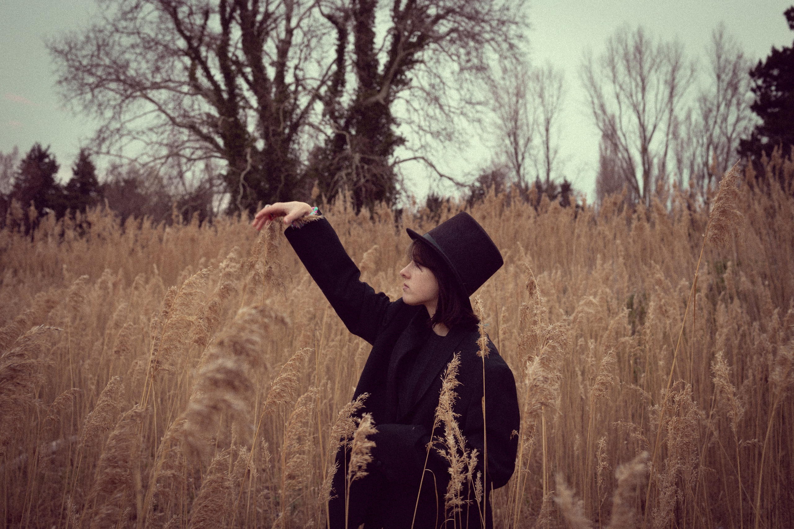 Portrait de femme charismatique. Histoires d’amour, séances photos de famille et de mariage en France