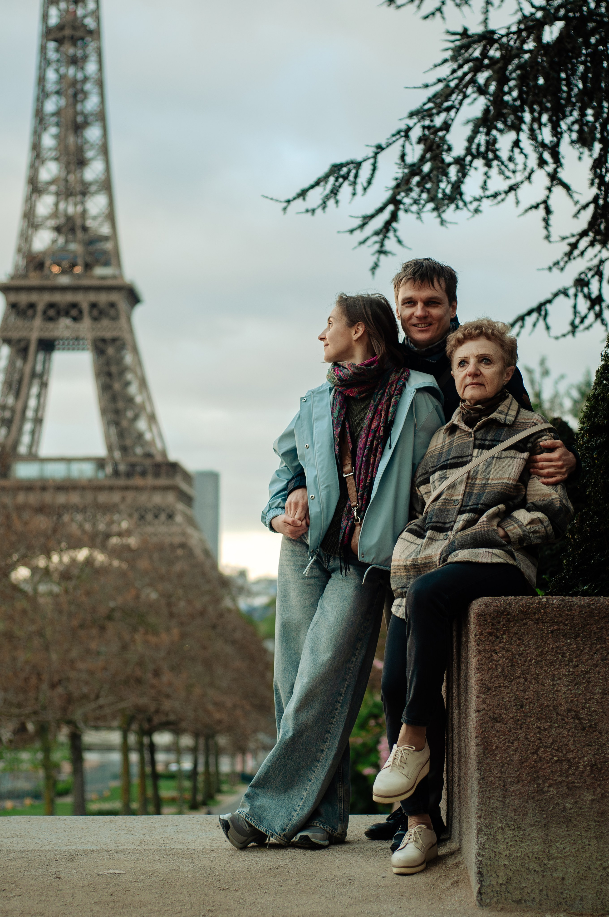 Family photoshoot at the Trocadero. Paris photographer — Polina Osipova