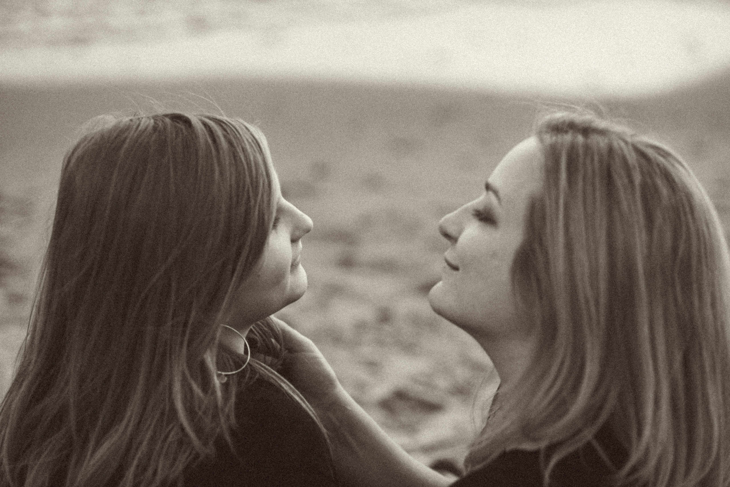 MOM&DAUGHTER SHOOTING AT SEA