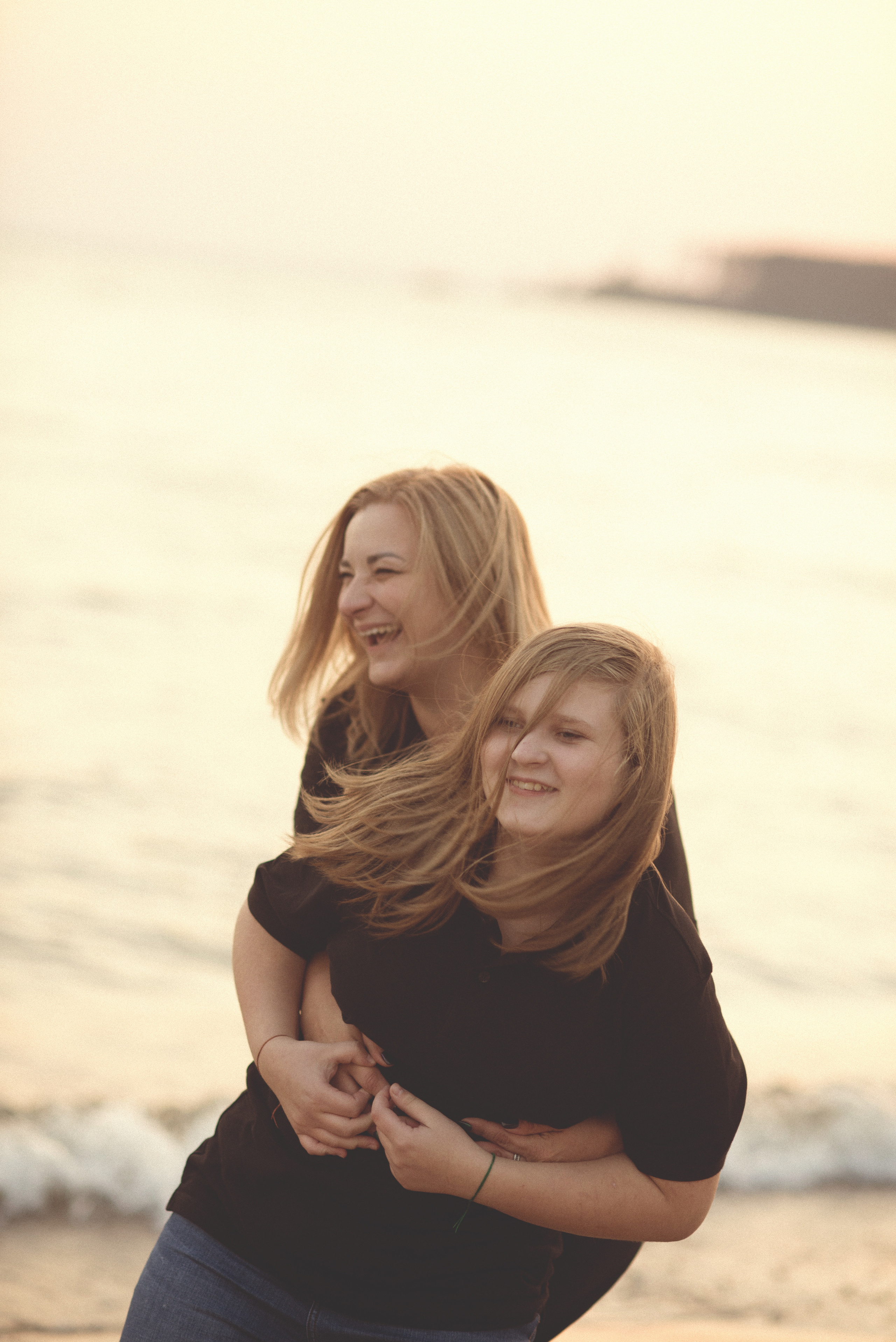 MOM&DAUGHTER SHOOTING AT SEA