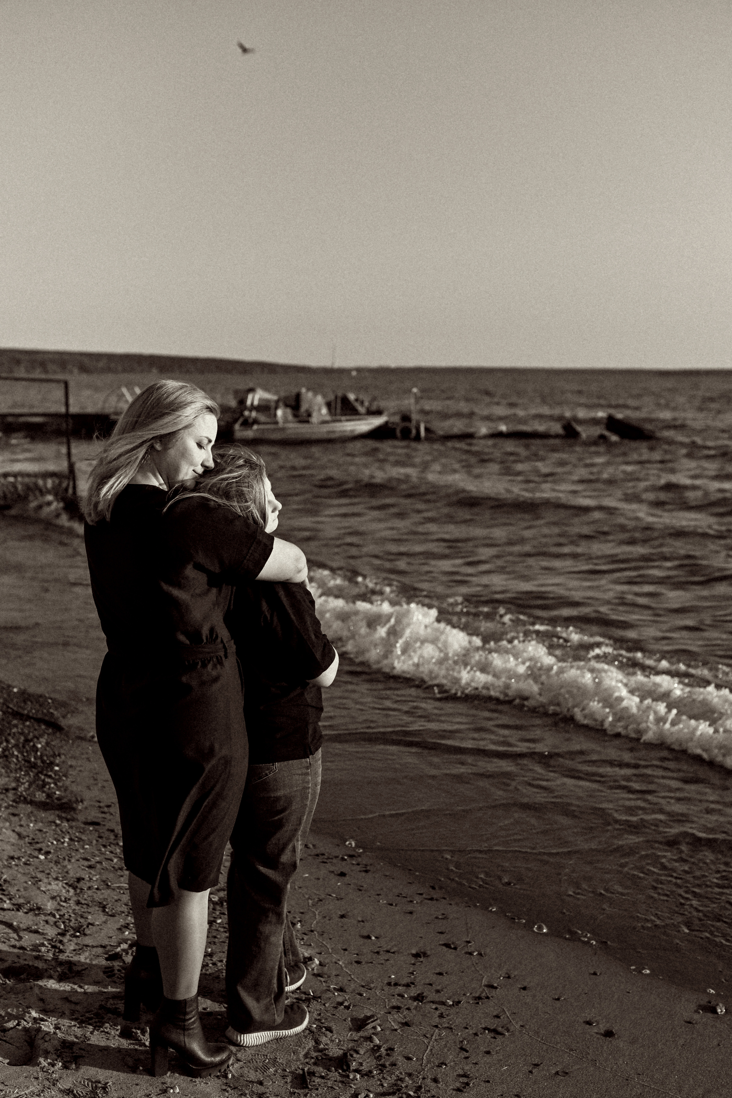 MOM&DAUGHTER SHOOTING AT SEA