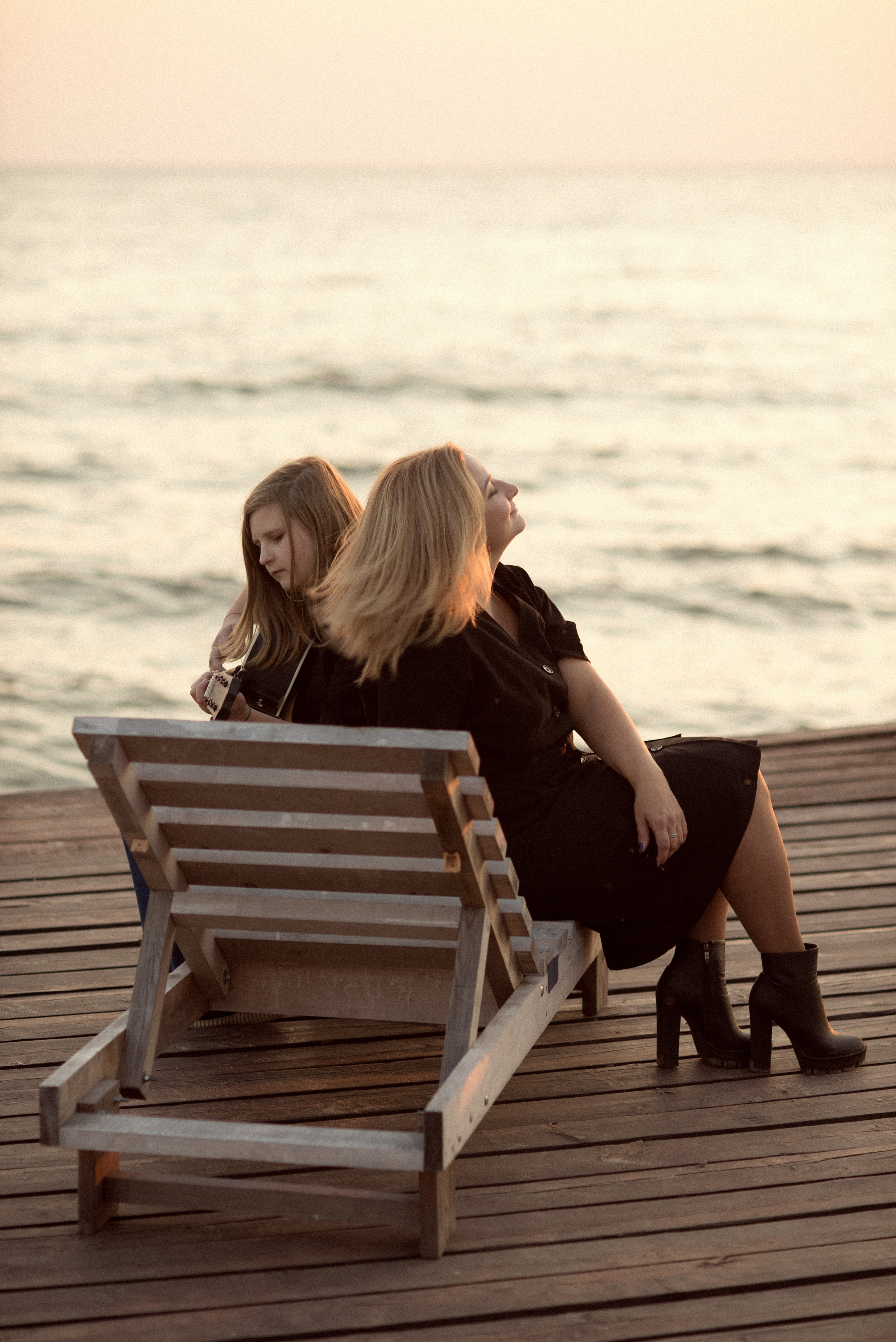 MOM&DAUGHTER SHOOTING AT SEA
