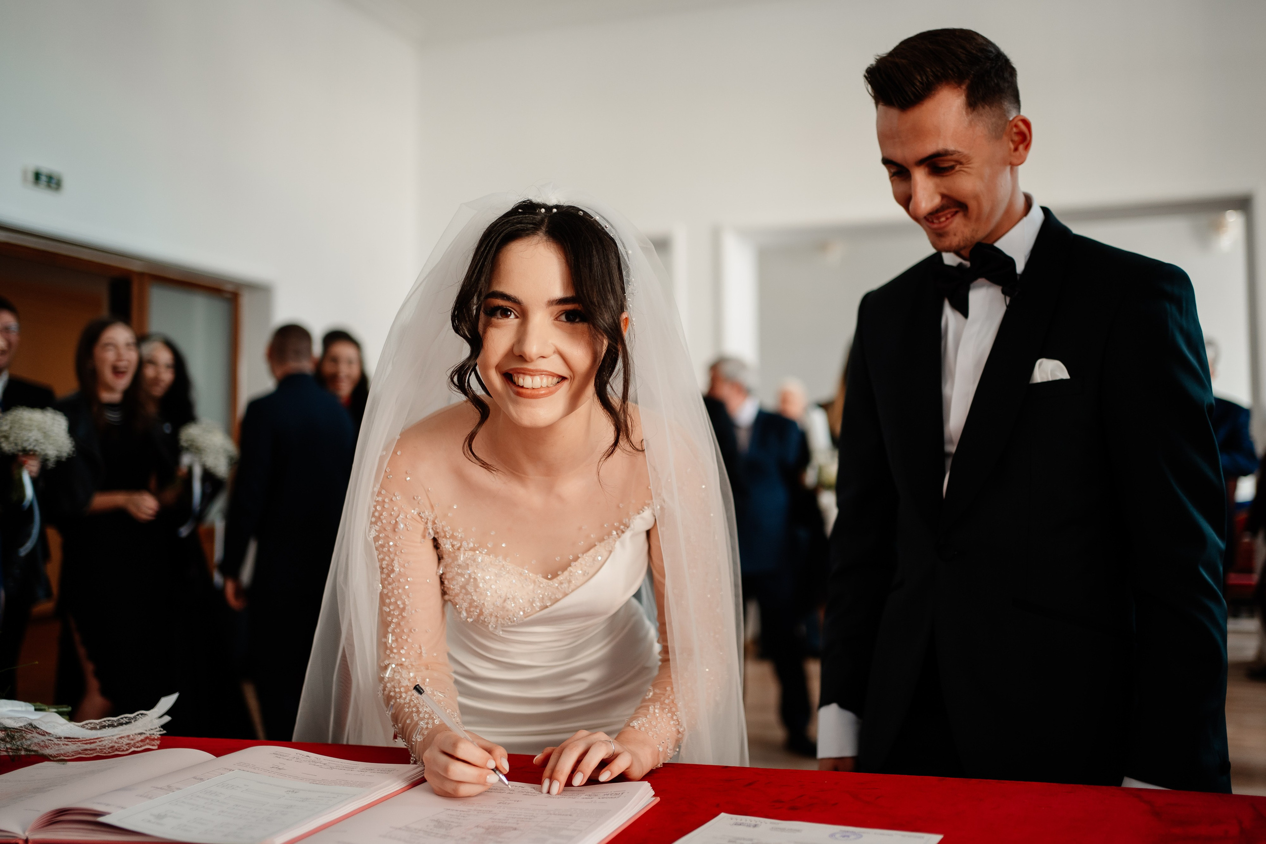 Moment emoționant între miri în ziua nunții, surprins într-un cadru natural și romantic, la Drobeta Turnu Severin. Fotografie de nuntă profesională, editată artistic pentru a evidenția emoția și eleganța evenimentului.