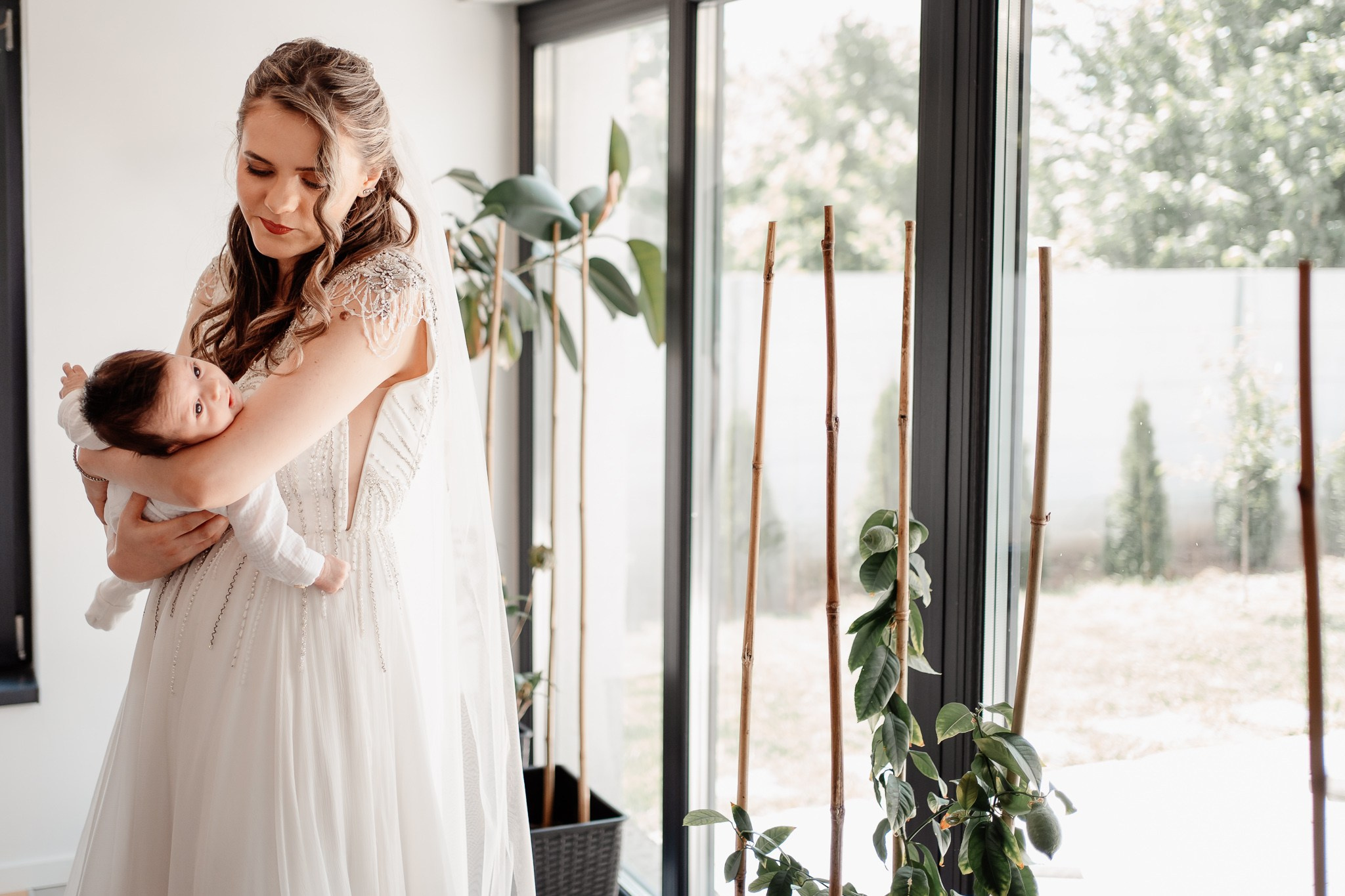 Moment emoționant între miri în ziua nunții, surprins într-un cadru natural și romantic, la Grădina Lahovari. Fotografie de nuntă profesională, editată artistic pentru a evidenția emoția și eleganța evenimentului.