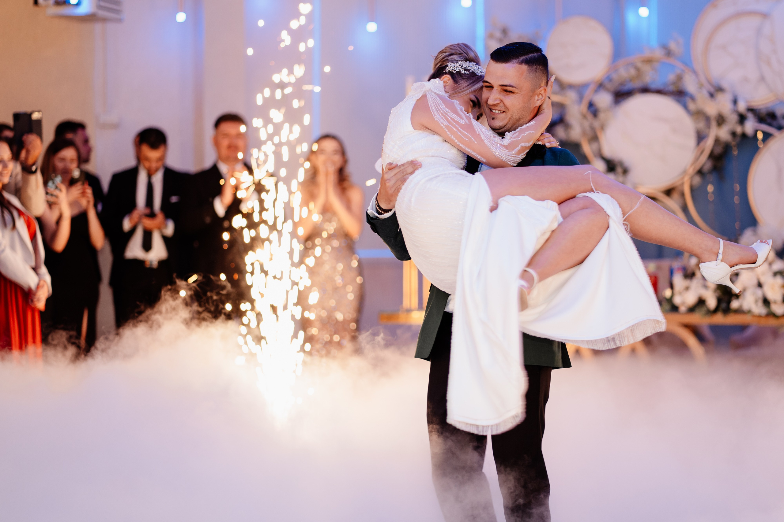 Moment emoționant între miri în ziua nunții, surprins într-un cadru natural și romantic, la Bolintin-Vale. Fotografie de nuntă profesională, editată artistic pentru a evidenția emoția și eleganța evenimentului.