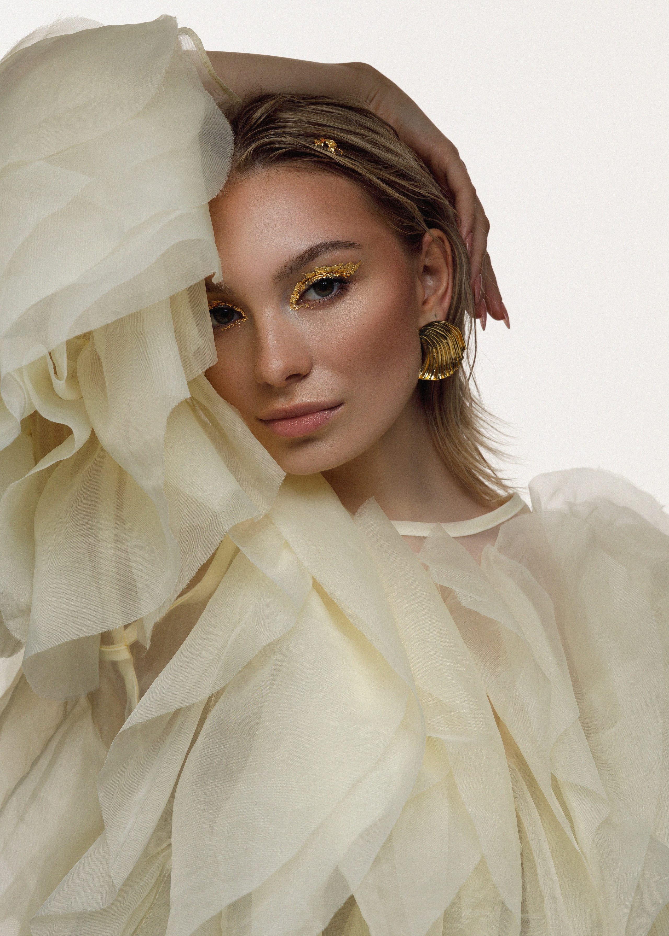 фотосессия в ярко желтой кофточке с перышками