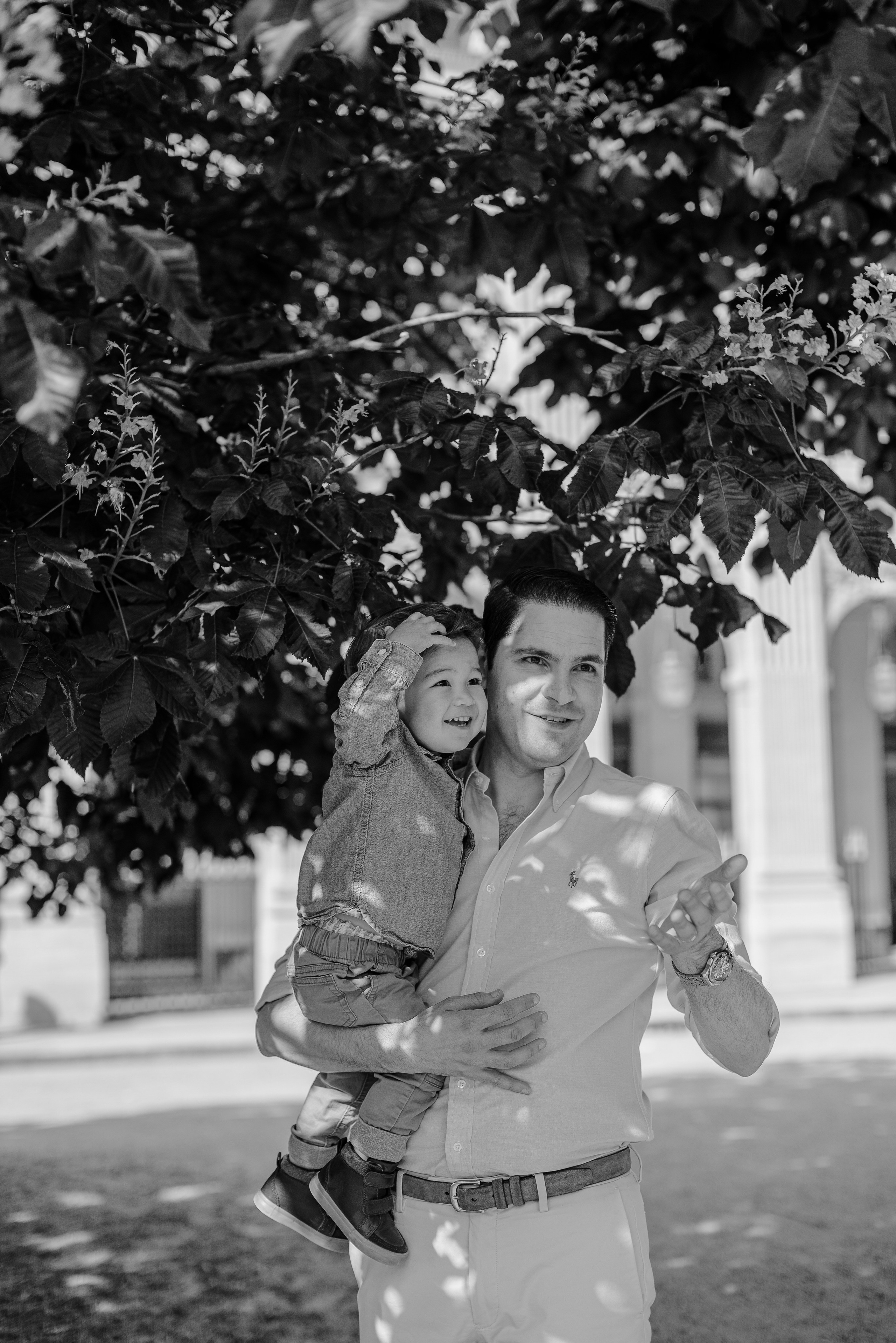 Chic family portraits in Palais Royal and Louvre area. Ksenia Marchand/ Lifestyle photographer in Paris