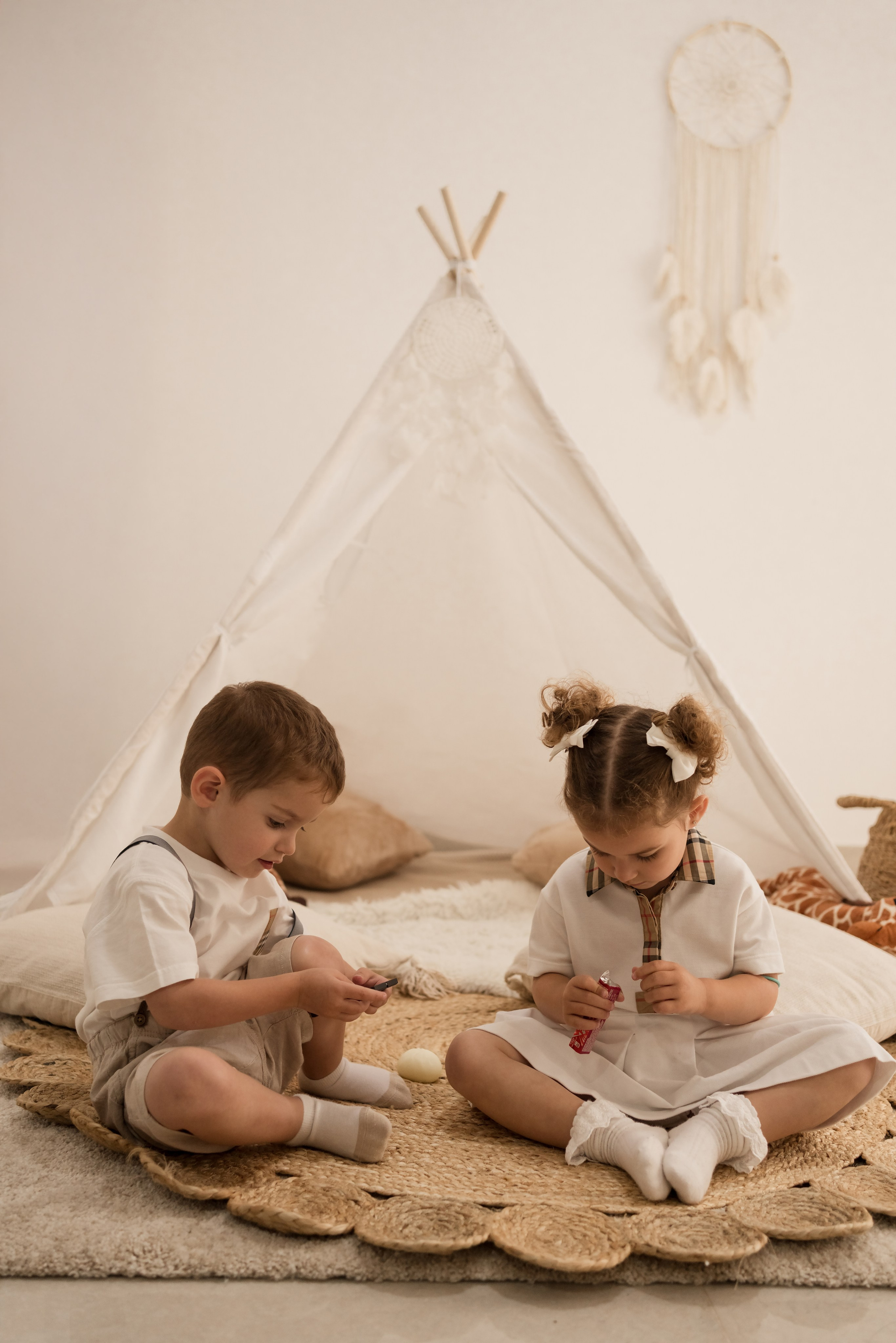 Home studio session — fun and giggles!. Angela Iakovleva — Family Photographer in Dubai