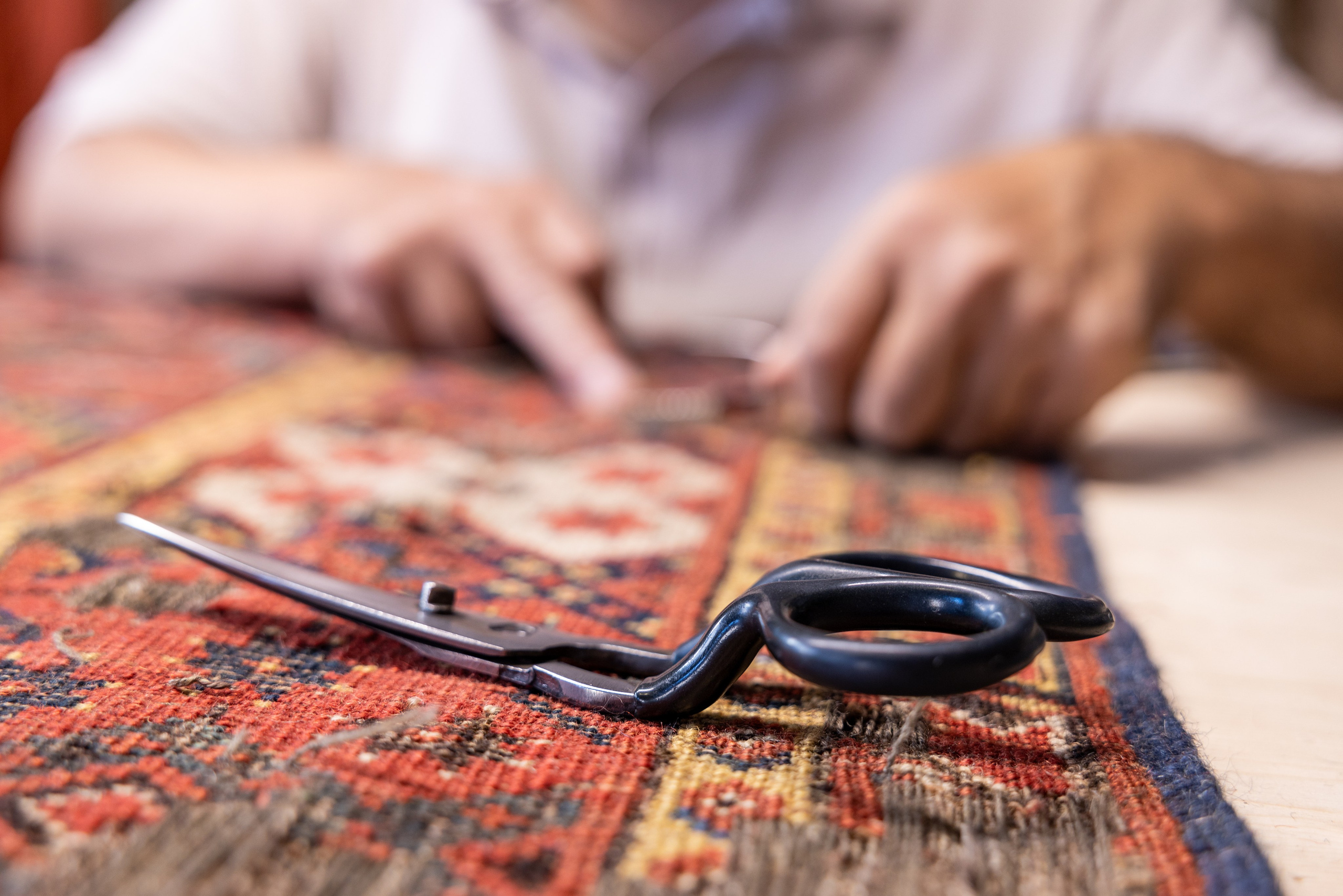 Teppichrestaurator, Salzburg, 2024. Guzel Kolobova| Fotografin| Salzburg