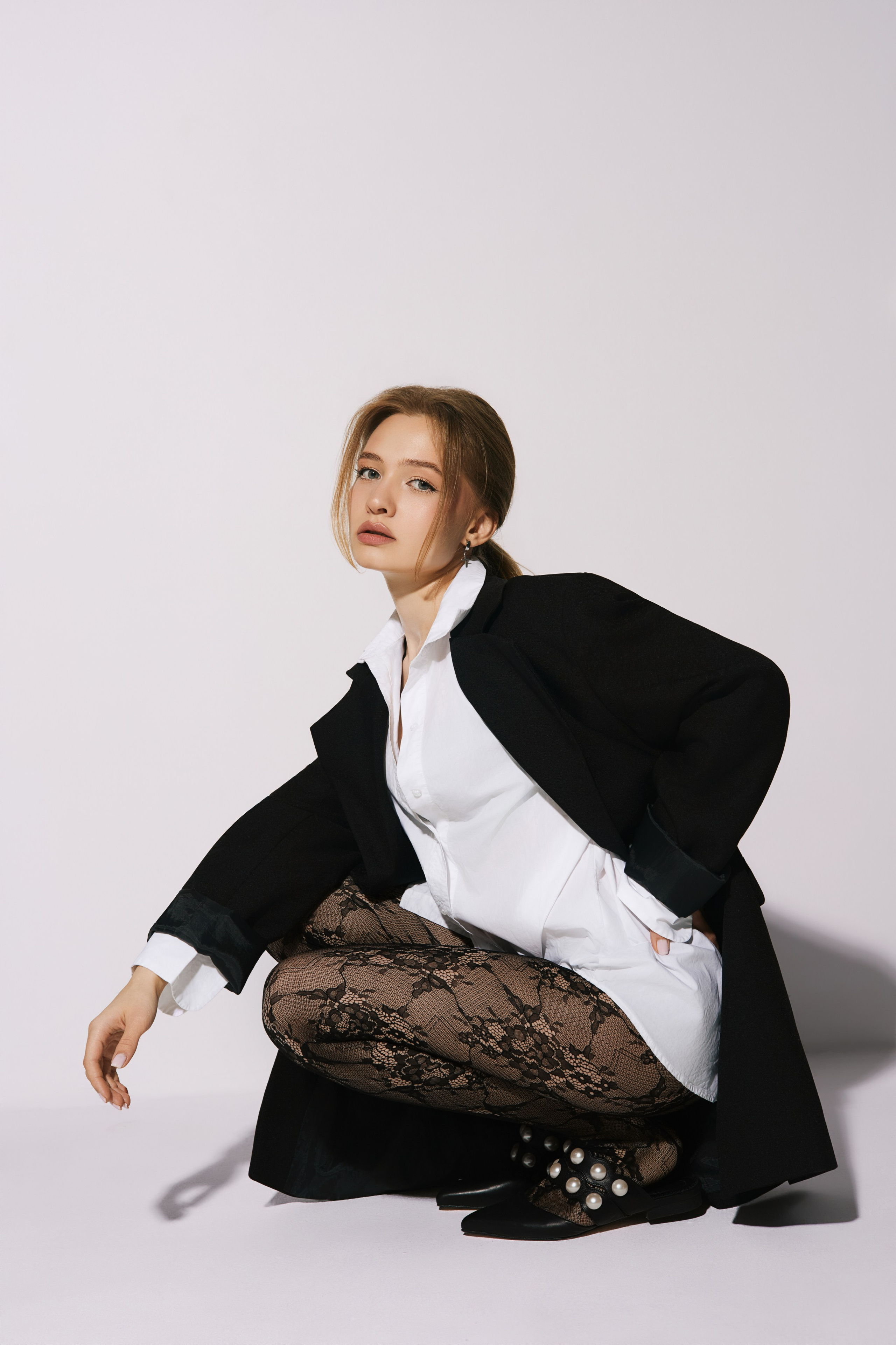Элегантное позирование в стиле Vogue, индивидуальная женская фотосессия в студии Тбилиси.