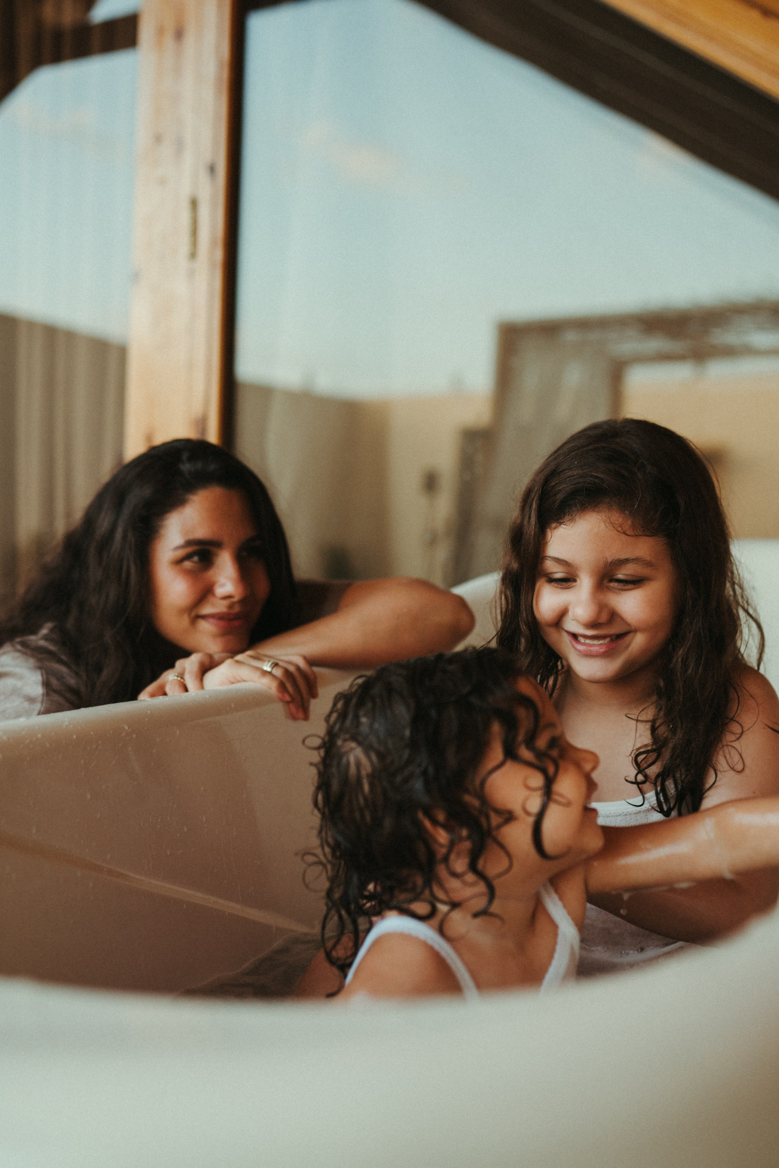 Amnah with daughters. Family photographer in Saudi Arabia