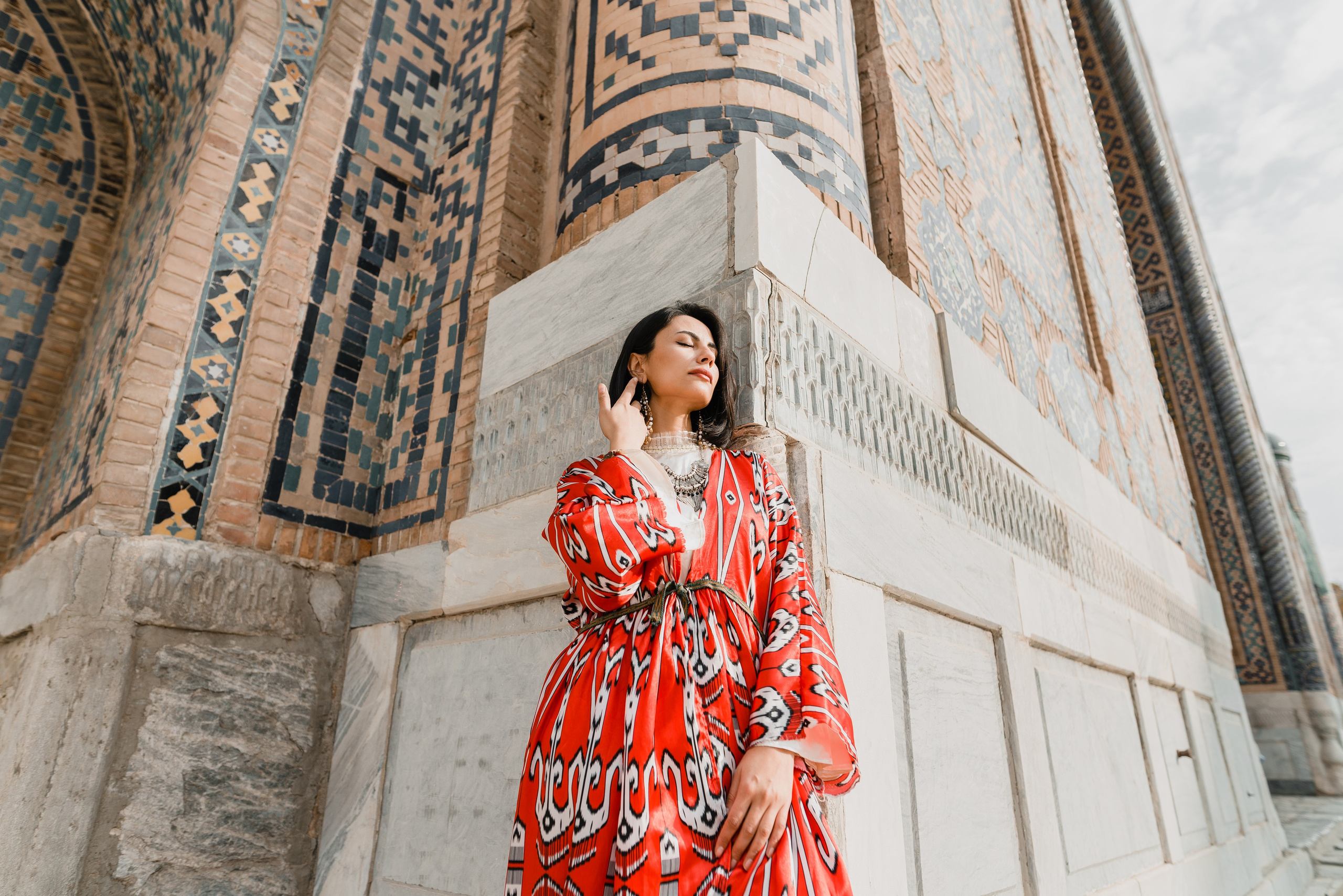 Красное длинное платье. Фотограф в Узбекистане и Самарканде Джасур Марупов