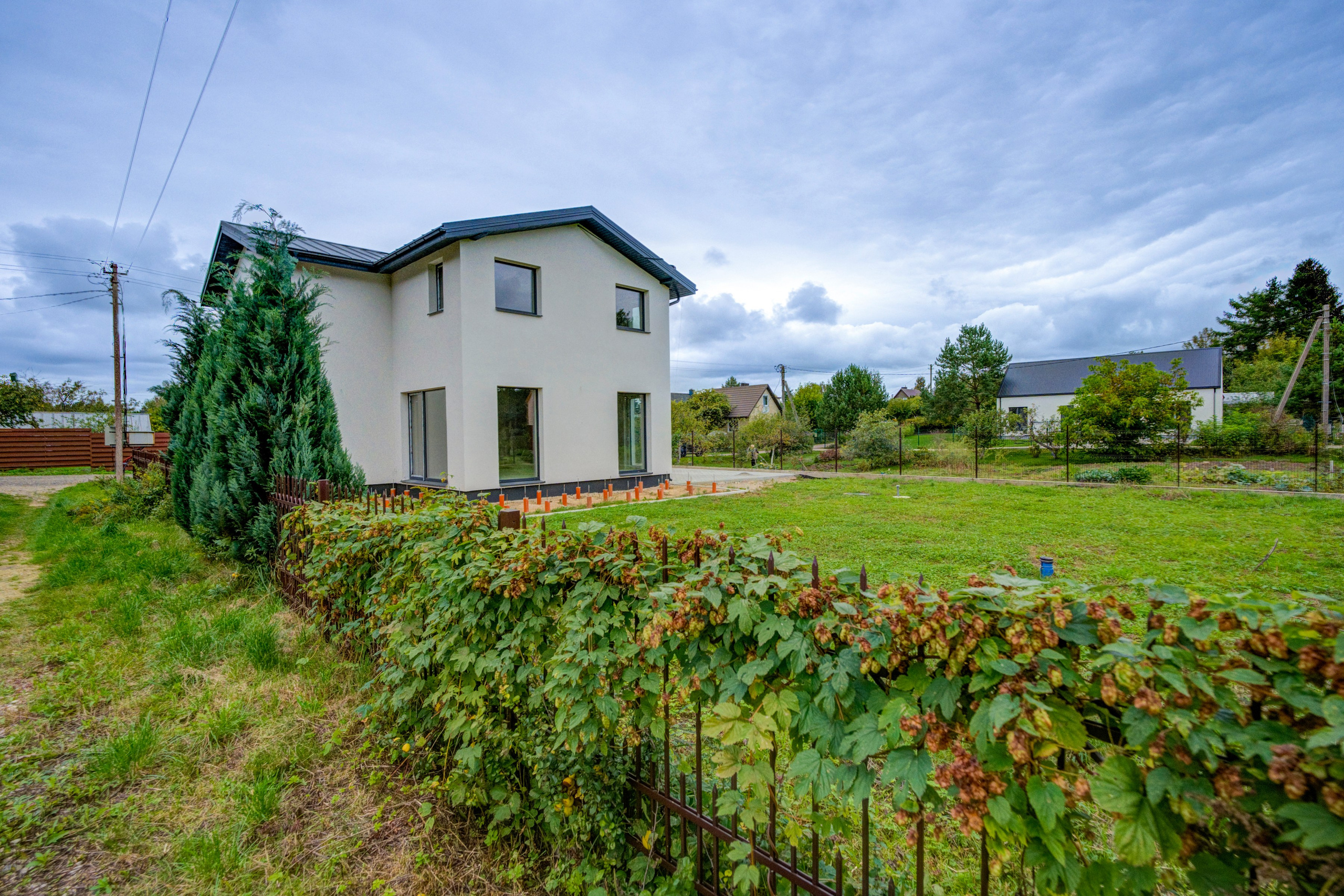 Pagubės sodų 11-oji 16, Vilnius. Namas su nepilna apdaila. Elina Sapiega fotografė Vilniuje