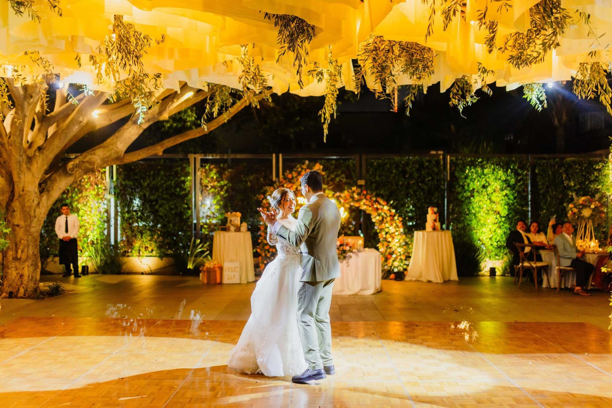 primer baile de novios en recepción de boda en Jardines Escuadrón 201 Tijuana Baja California de noche