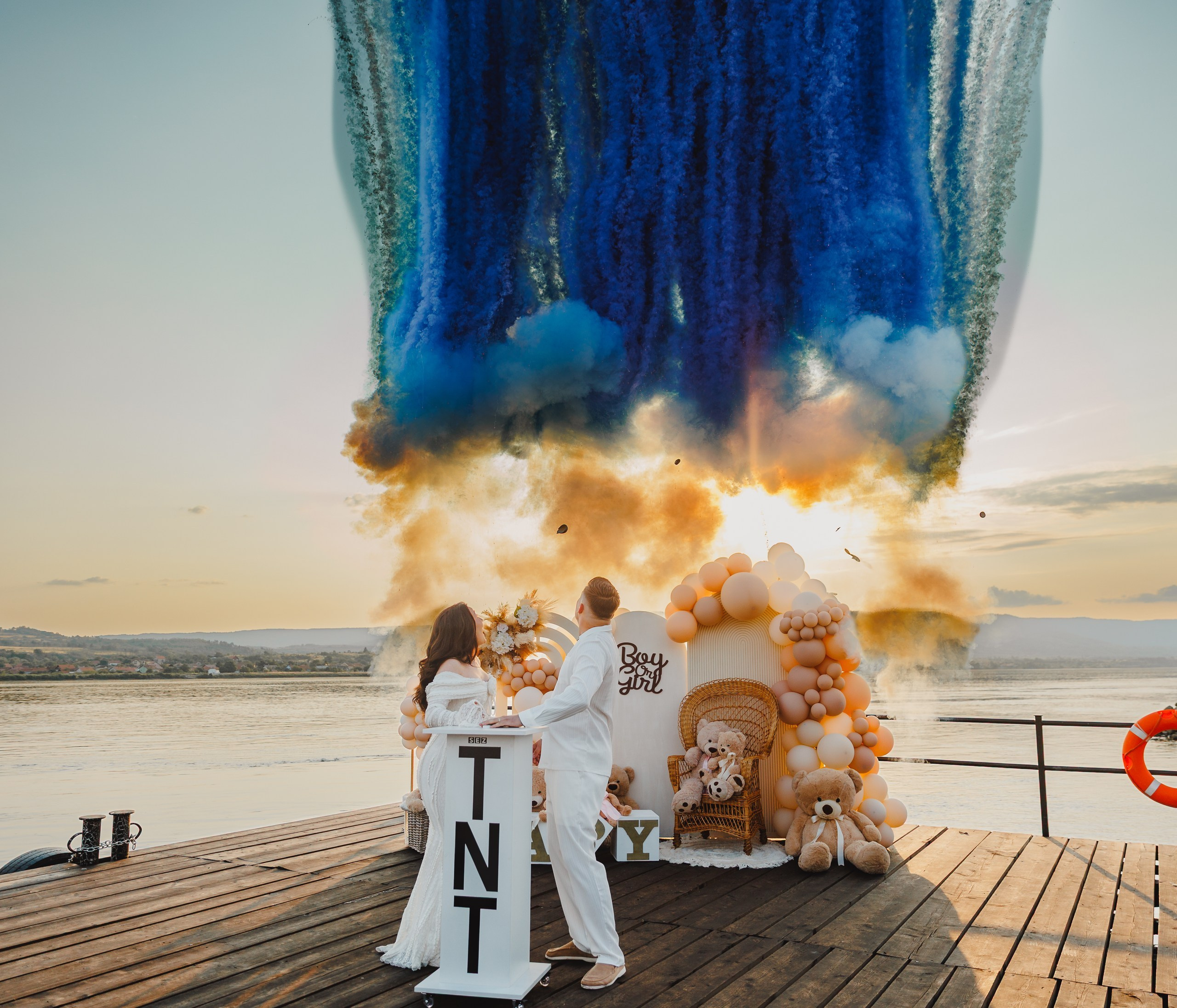 Cuplu privind explozia de artificii albastre la gender reveal